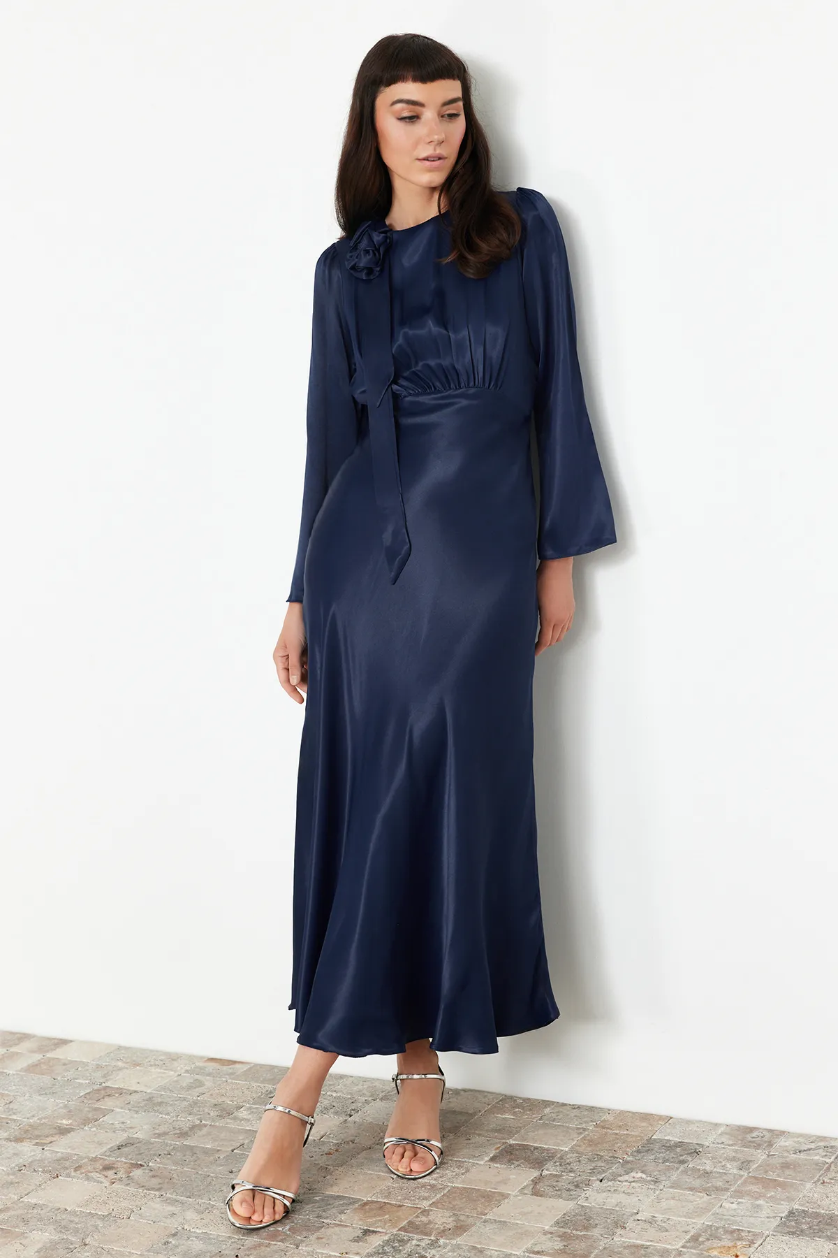 Trendyol Modest  Marineblaues Abendkleid aus gewebtem Satin mit Rosendetail für besondere Anlässe TCTSS24DB00043