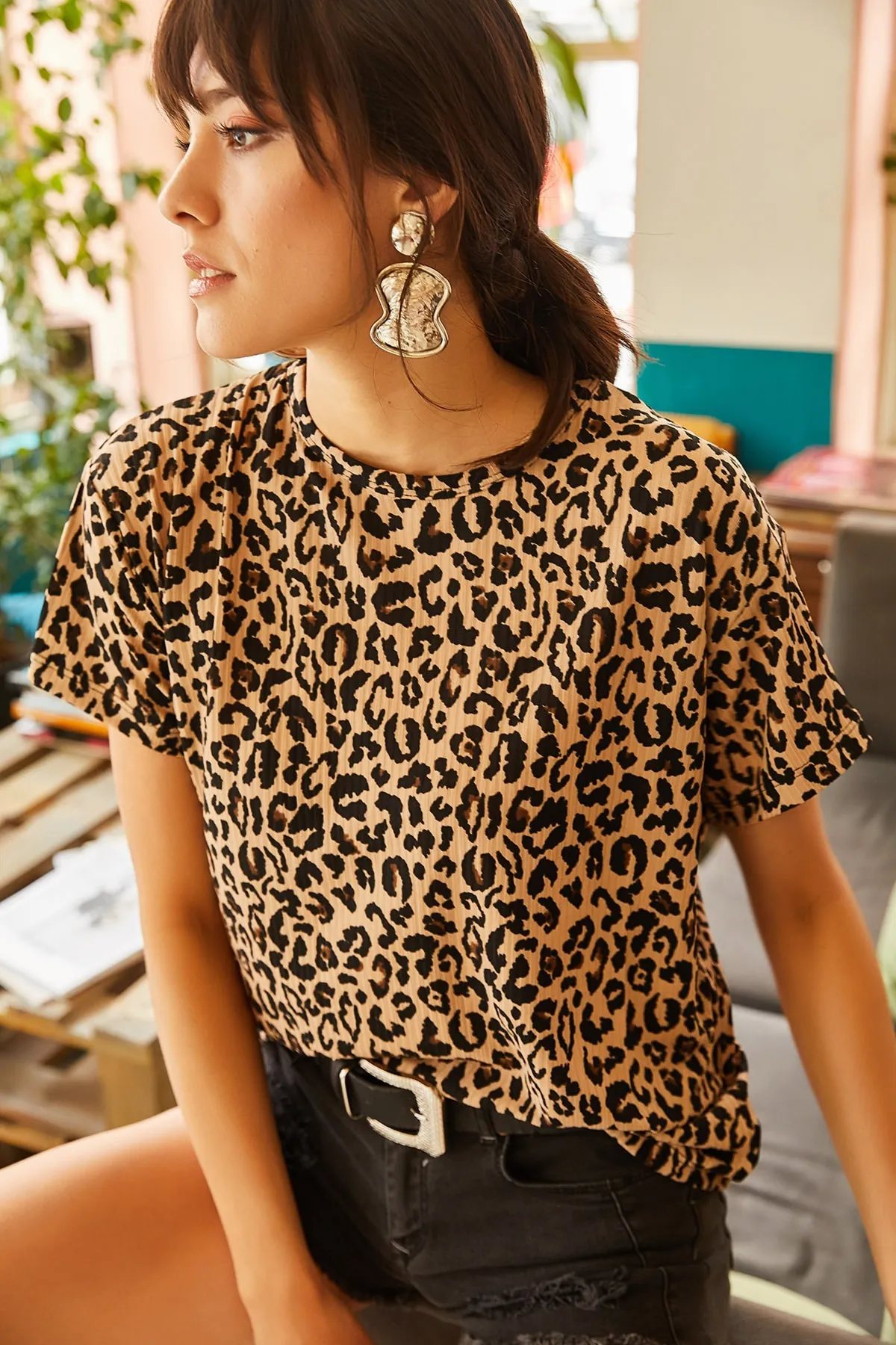Olalook  Damen-Crop-T-Shirt aus Cordstrick in Beige mit Leopardenmuster TSH-19000328