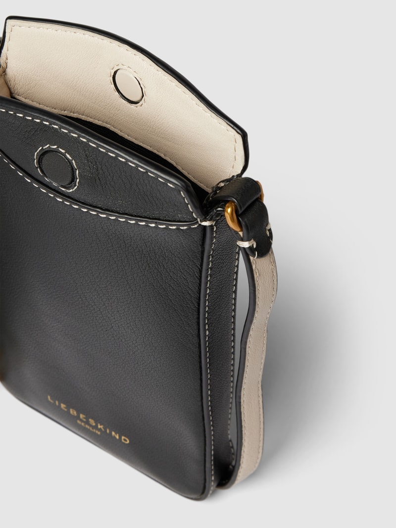 Umhängetasche mit Label-Detail Modell 'ALESSA' in schwarz