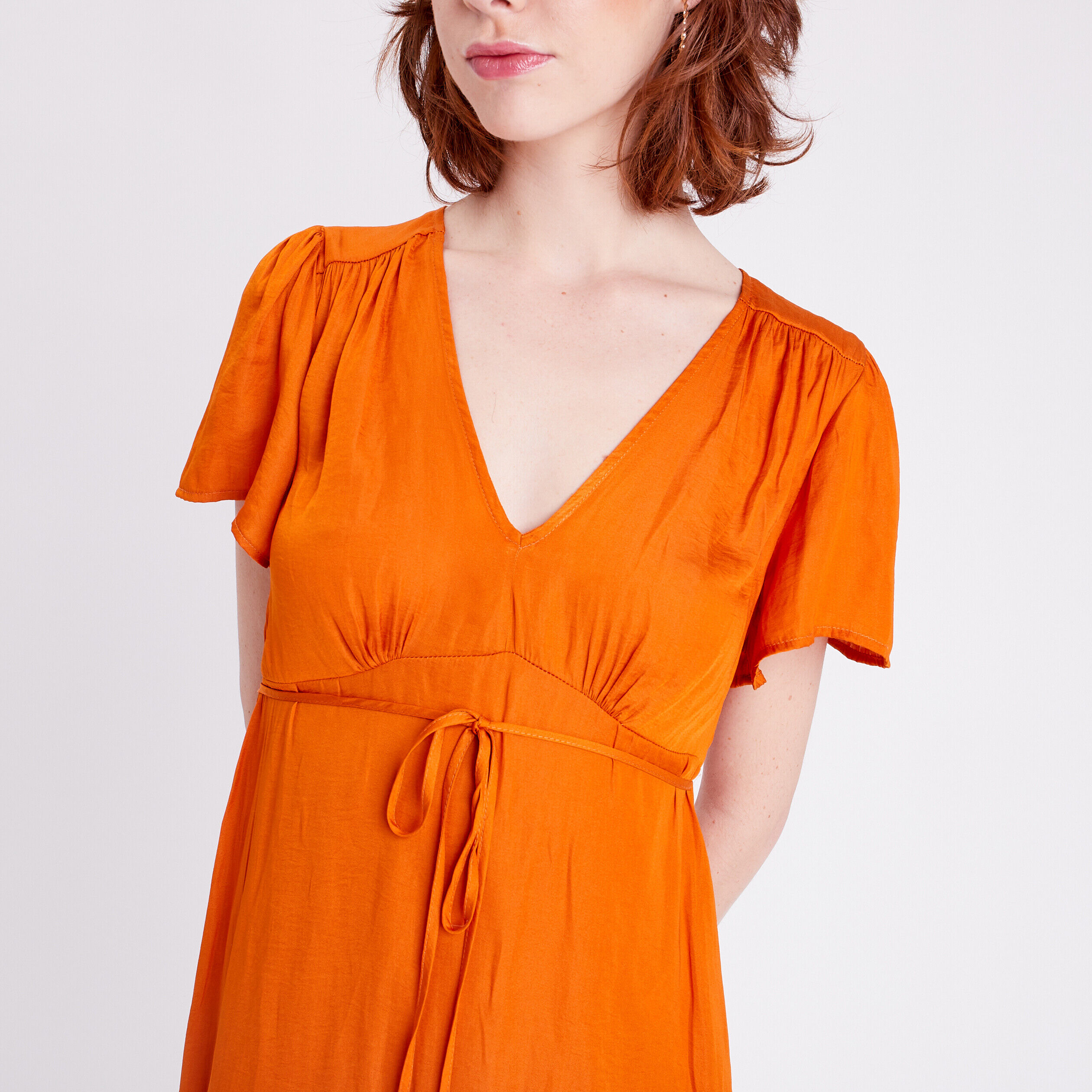 Robe cintrée satin col en V orange femme | Cache Cache