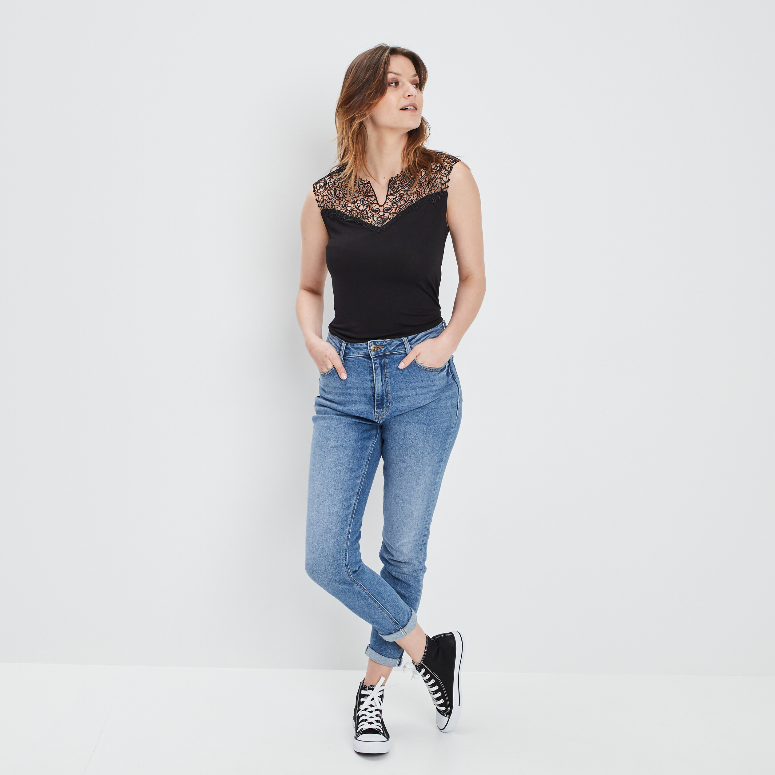 T-shirt avec empiècement dentelle noir femme | La Halle