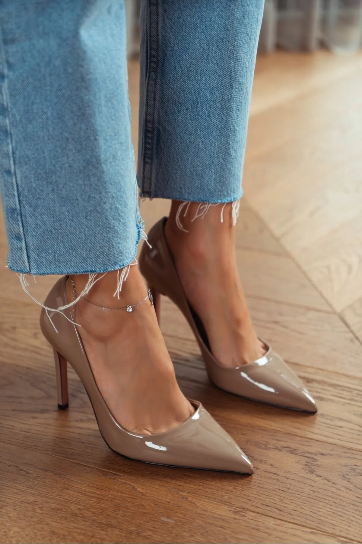 NİŞANTAŞI SHOES  Vanessa Damen-Stiletto aus dunkelbeigem Lackleder mit spitzer Zehenpartie
