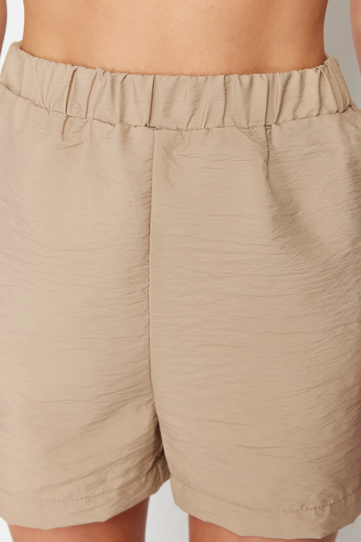 Trendyol Collection  Kamelfarbene, gewebte Shorts mit elastischem Bund und Taschen TWOSS24SR00017