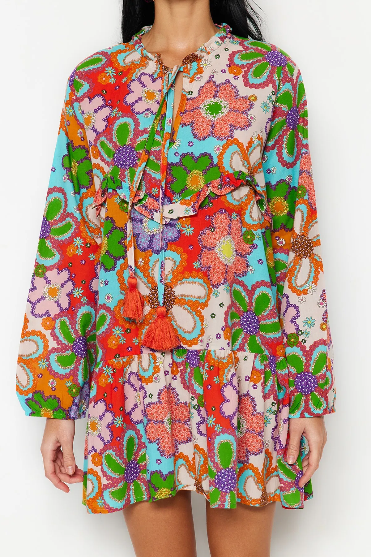 Trendyol Collection  Weit geschnittenes Mini-Strandkleid aus 100 % Baumwolle mit Blumenmuster und gewebten Quasten TBESS22EL0017