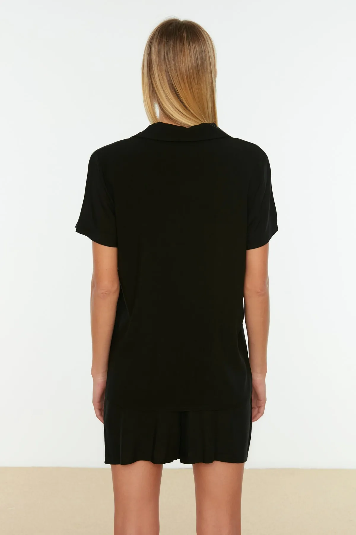 Trendyol Collection  Schwarzes, gewebtes Pyjama-Set aus Hemd und Shorts aus Viskose THMSS19PT0004