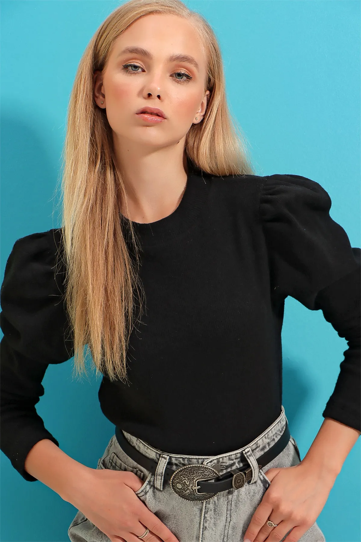 Trend Alaçatı Stili  Schwarze Camisole-Bluse mit halbem Rollkragen und Prinzessinnenärmeln für Damen ALC-X5042
