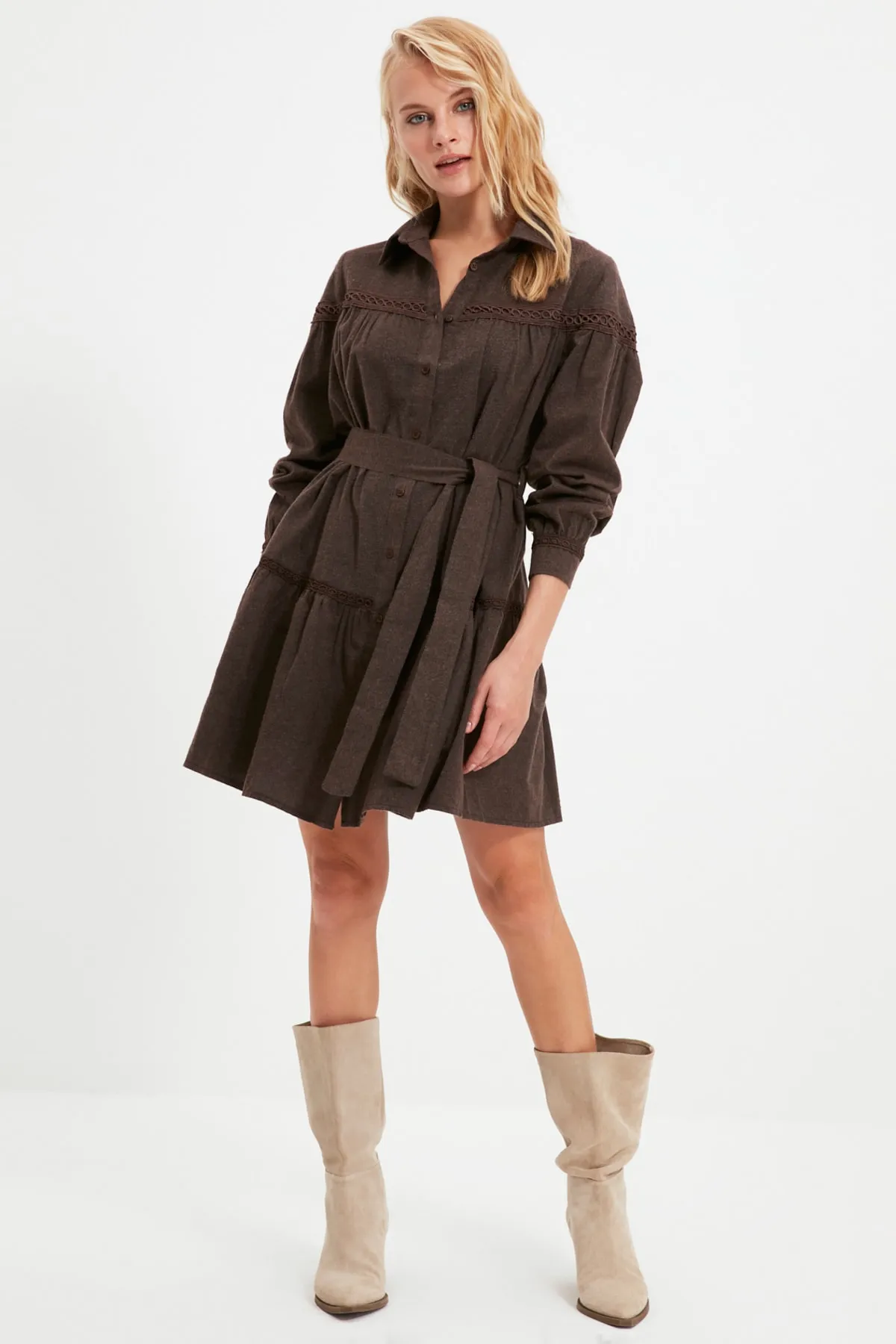 Trendyol Collection  Braunes, gewebtes Mini-Hemdkleid aus Spitze mit Gürtel und Details TWOAW21EL1964