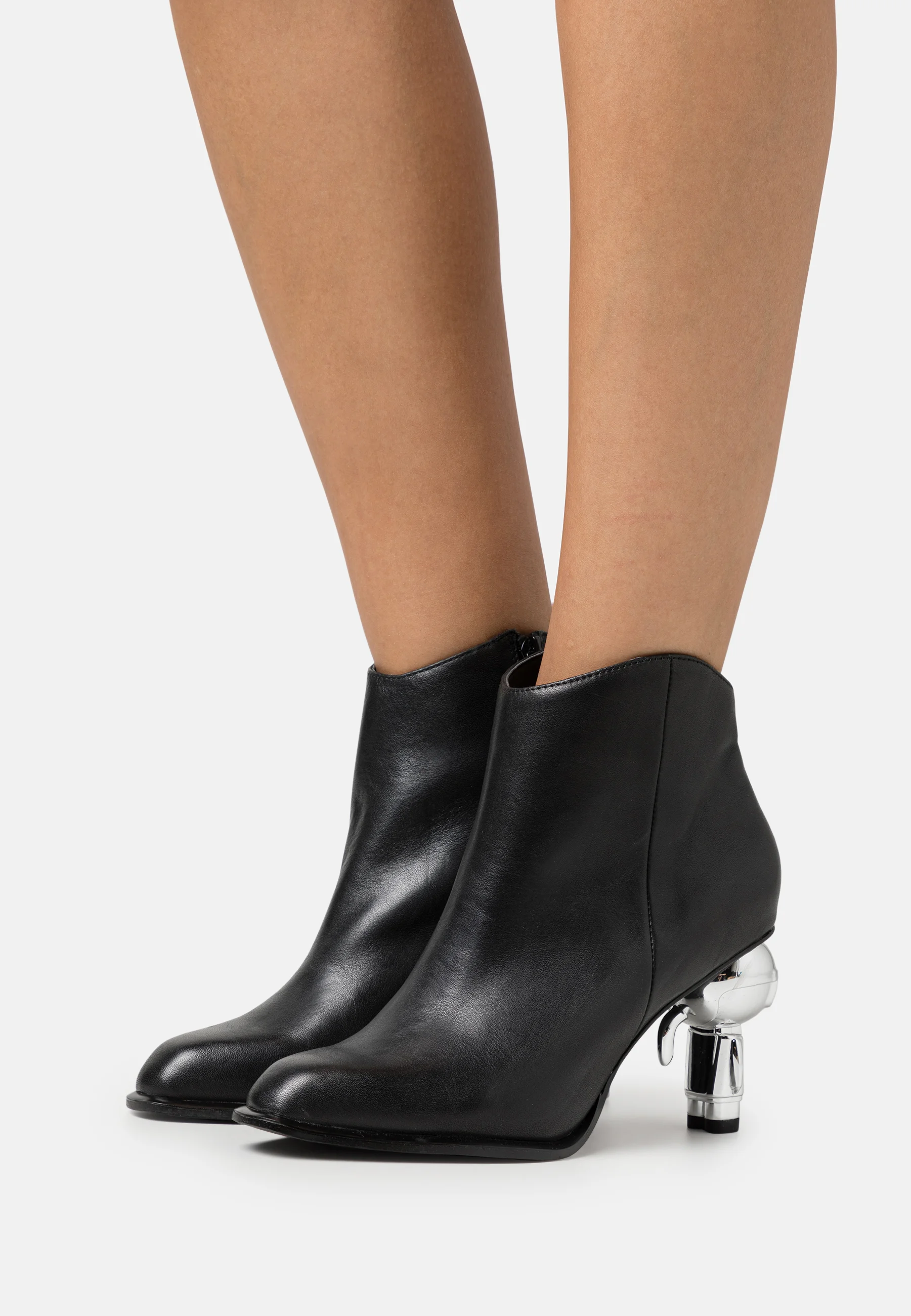 BOTINES CORTOS CON CREMALLERA Y TACÓN IKON DE KARL LAGERFELD - Botines