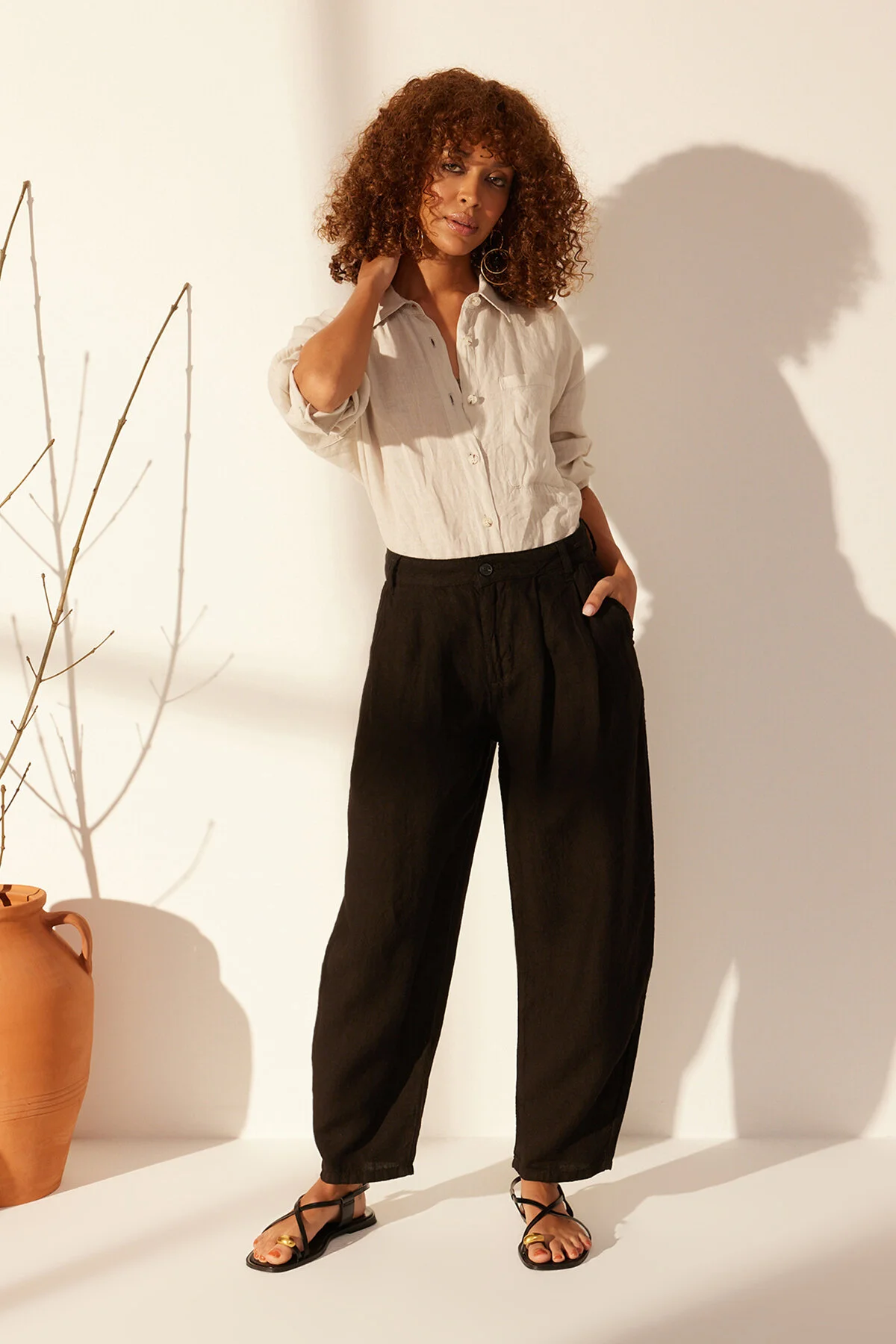 Trendyol Collection  Schwarze Hose aus 100 % Leinen mit hoher Taille TWOSS24JE00243