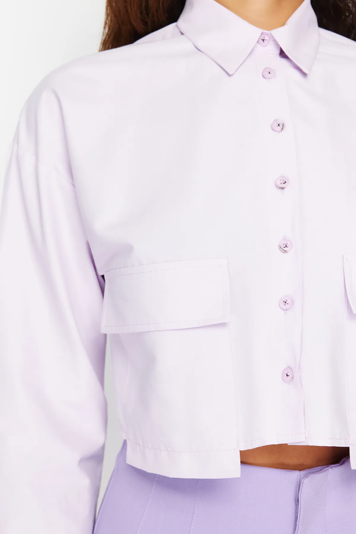 Trendyol Collection  Lila kurzes gewebtes Hemd – Taschendetail, normale Passform TWOSS24GO00098