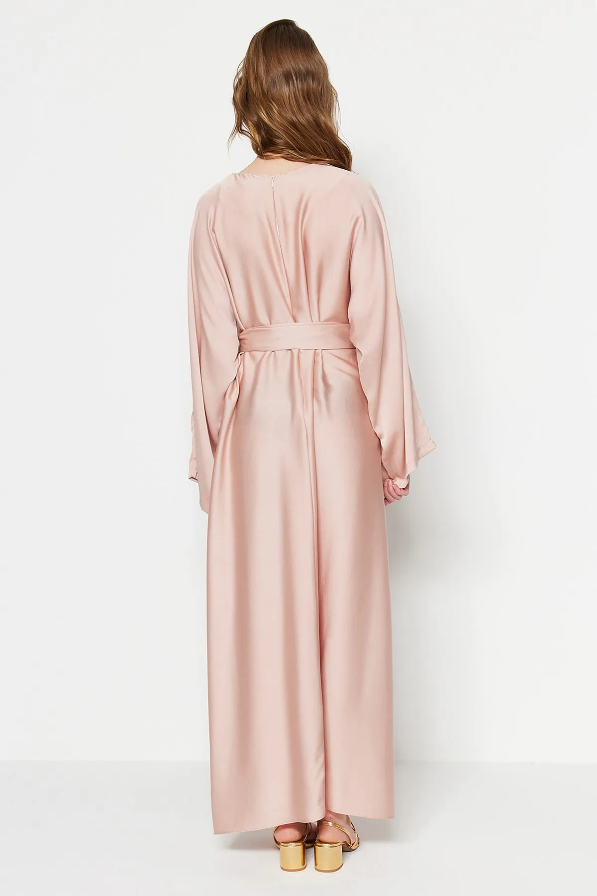Trendyol Modest  Puderfarbenes, weit geschnittenes Satin-Abendkleid mit Gürtel TCTSS23DB00014
