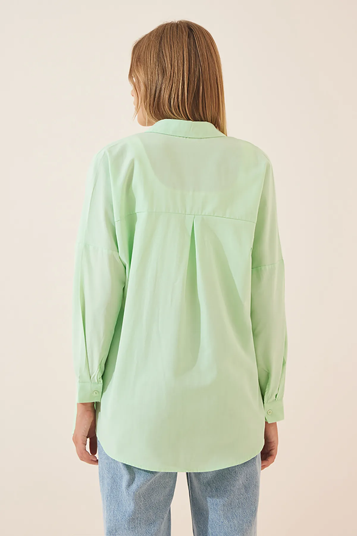 Happiness İstanbul  Hellgrünes, langes Oversize-Basic-Shirt für Damen DD00842