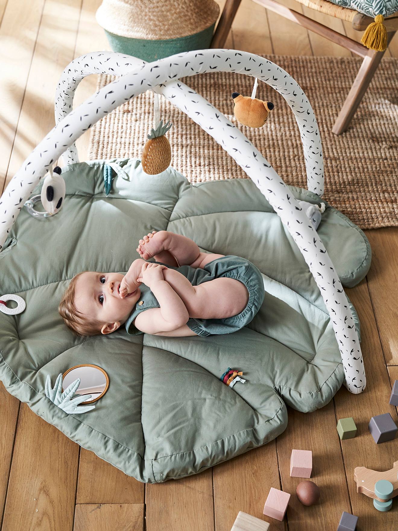 Vertbaudet Baby Activity-Decke PANDAFREUNDE - grün