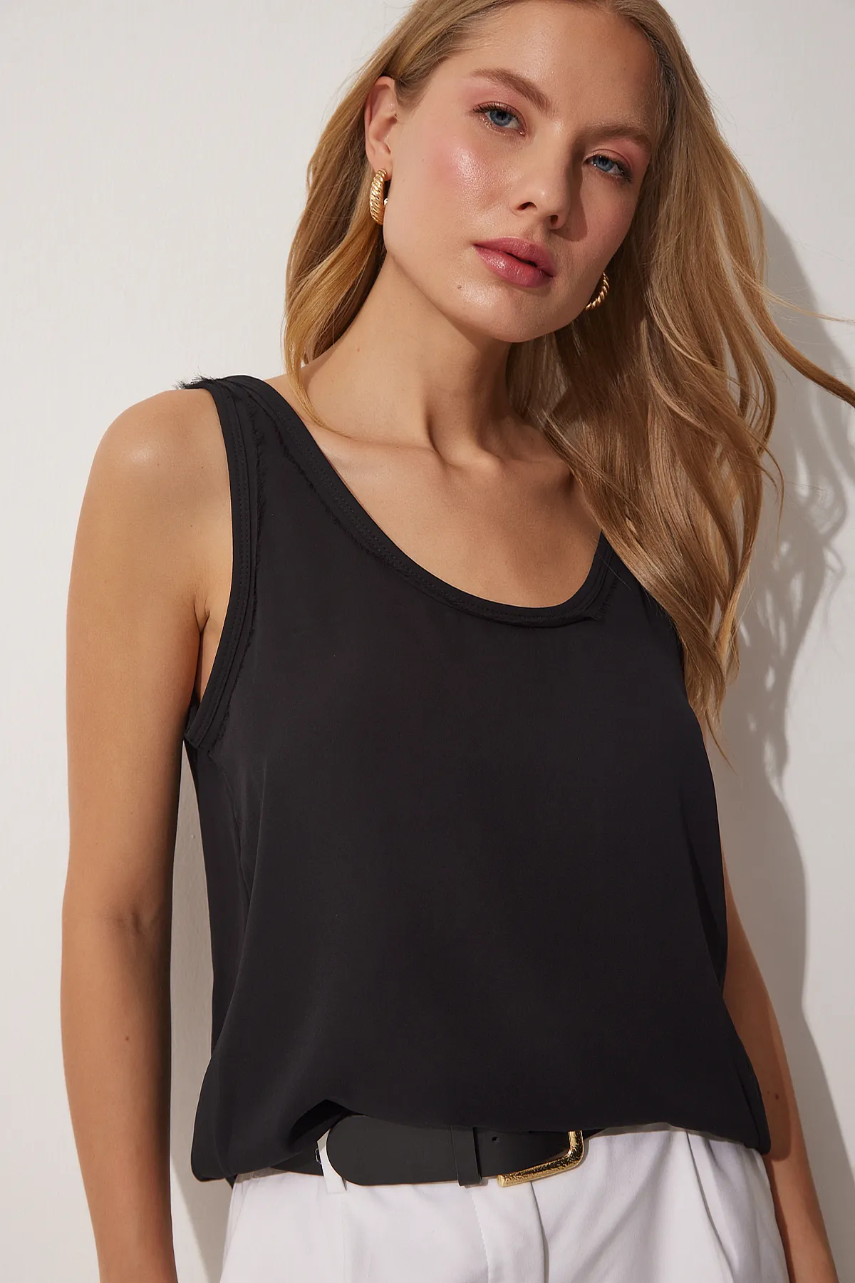 Happiness İstanbul  Schwarze lockere Kreppbluse mit U-Ausschnitt für Damen RC00148