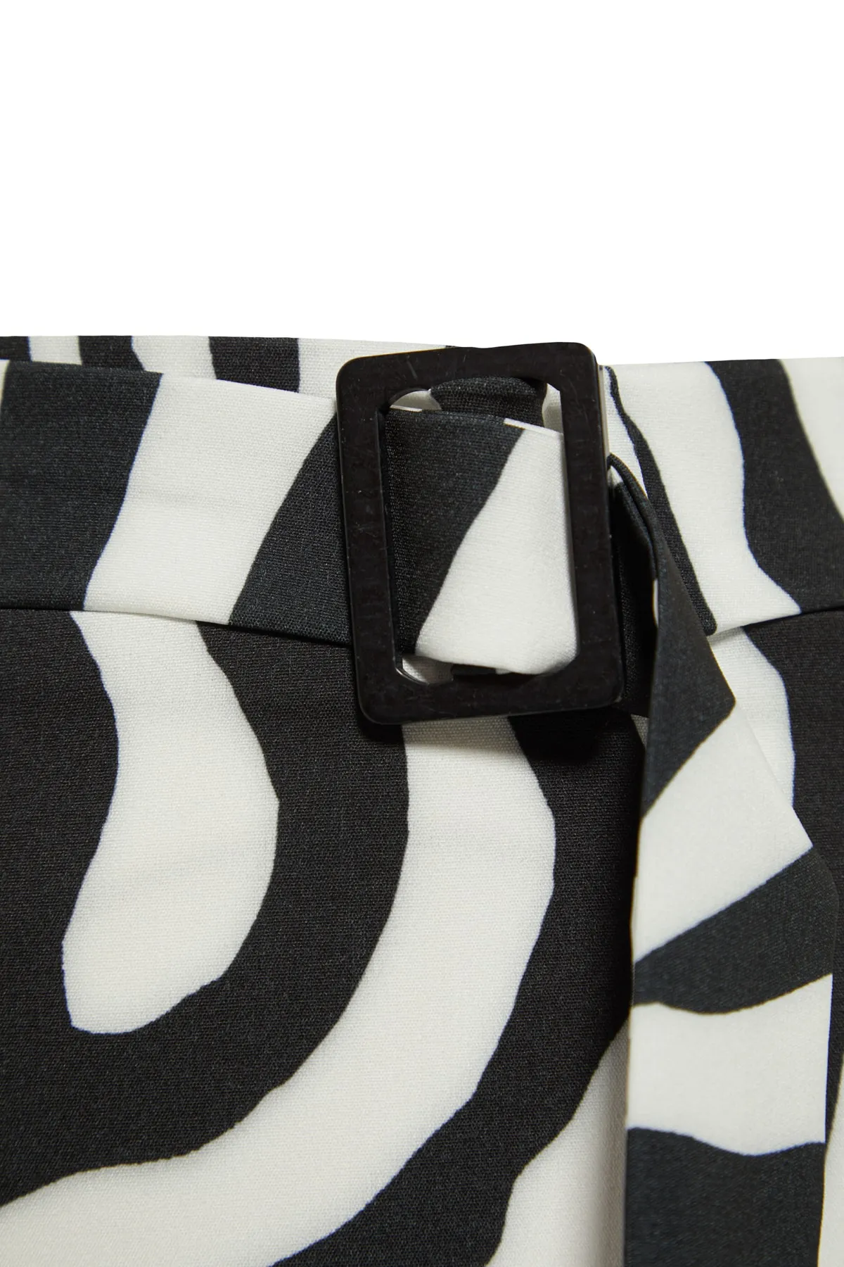 Trendyol Collection  Schwarzer gewebter Minirock mit Tiermuster und Gürtel TWOAW23ET00121