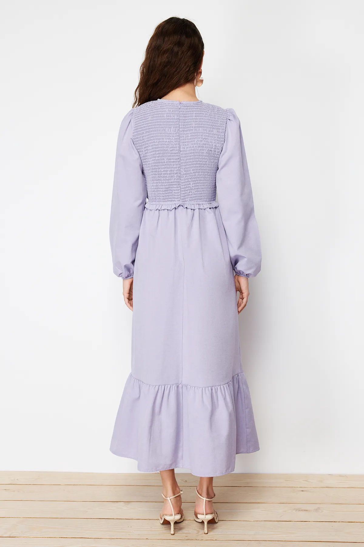 Trendyol Modest  Lilafarbenes, detailliertes Gipe-Webkleid mit Rundhalsausschnitt TCTAW22EB0109