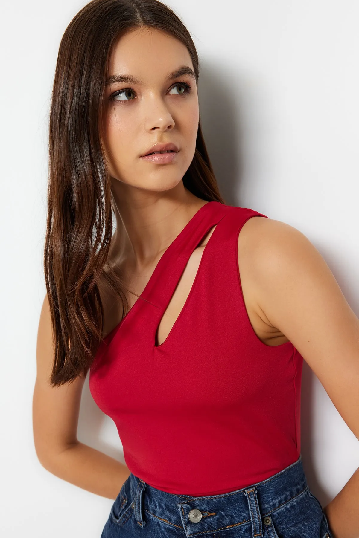Trendyol Collection  Cherry Rotten Asymmetrischer Kragen Cut Out Detail Stretch-Strickbody mit Druckknöpfen TWOSS23BD00014
