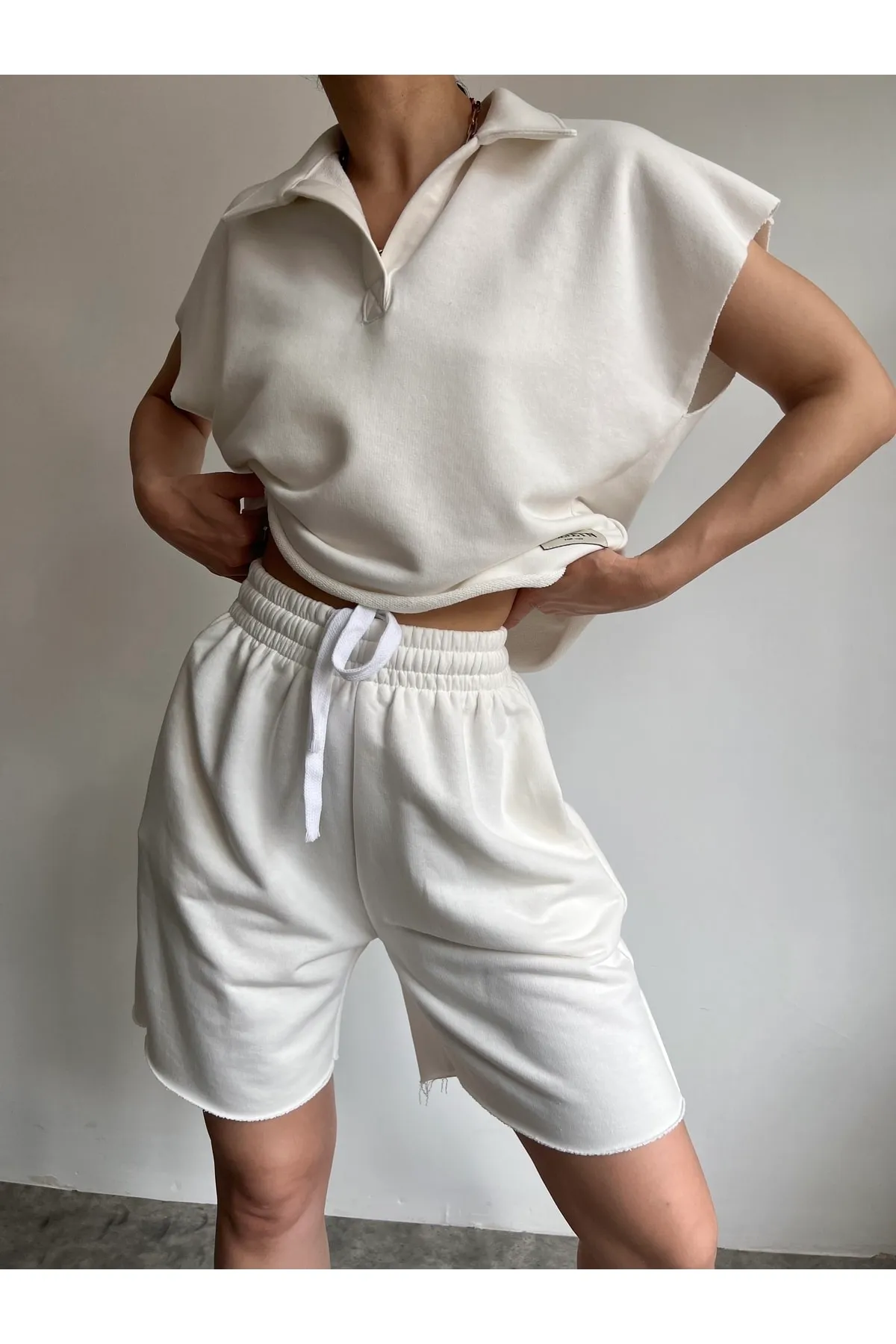 MAİ COLLECTİON  Weißes Shorts-Set mit Rollkragen für Damen