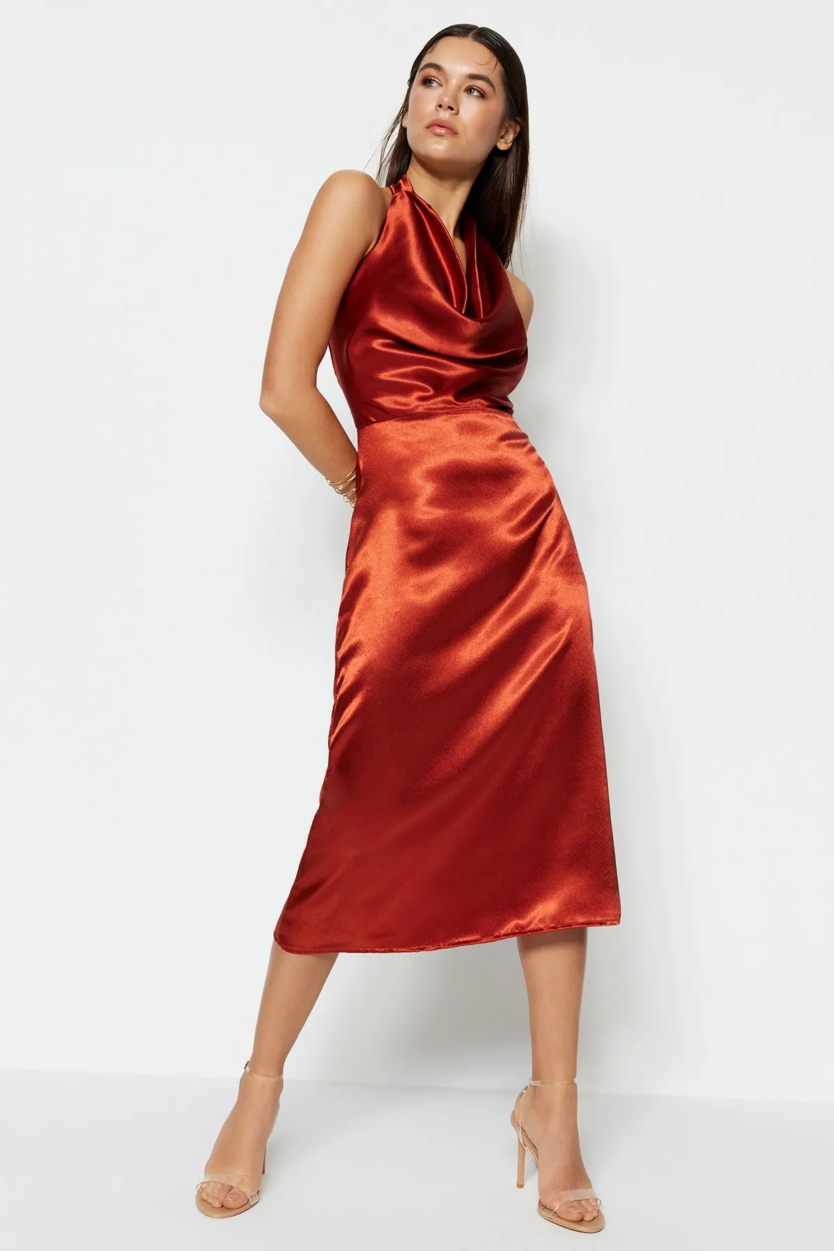 Trendyol Collection  Elegantes Abendkleid aus gewebtem Zimt-Satin TPRSS23EL00008