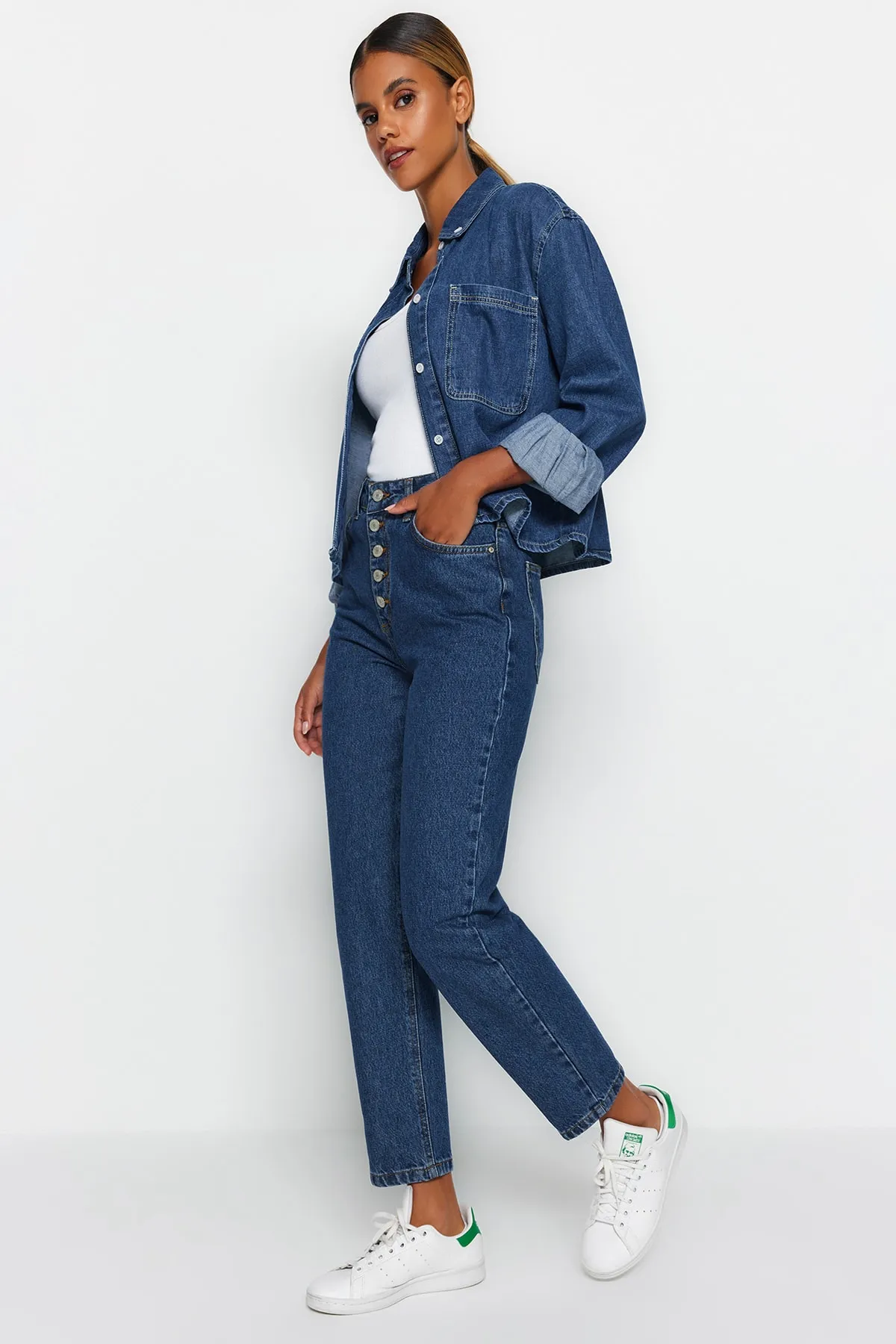 Trendyol Collection  Dunkelblaue Mom-Jeans mit hoher Taille und Knopfleiste vorne TWOAW24JE00071