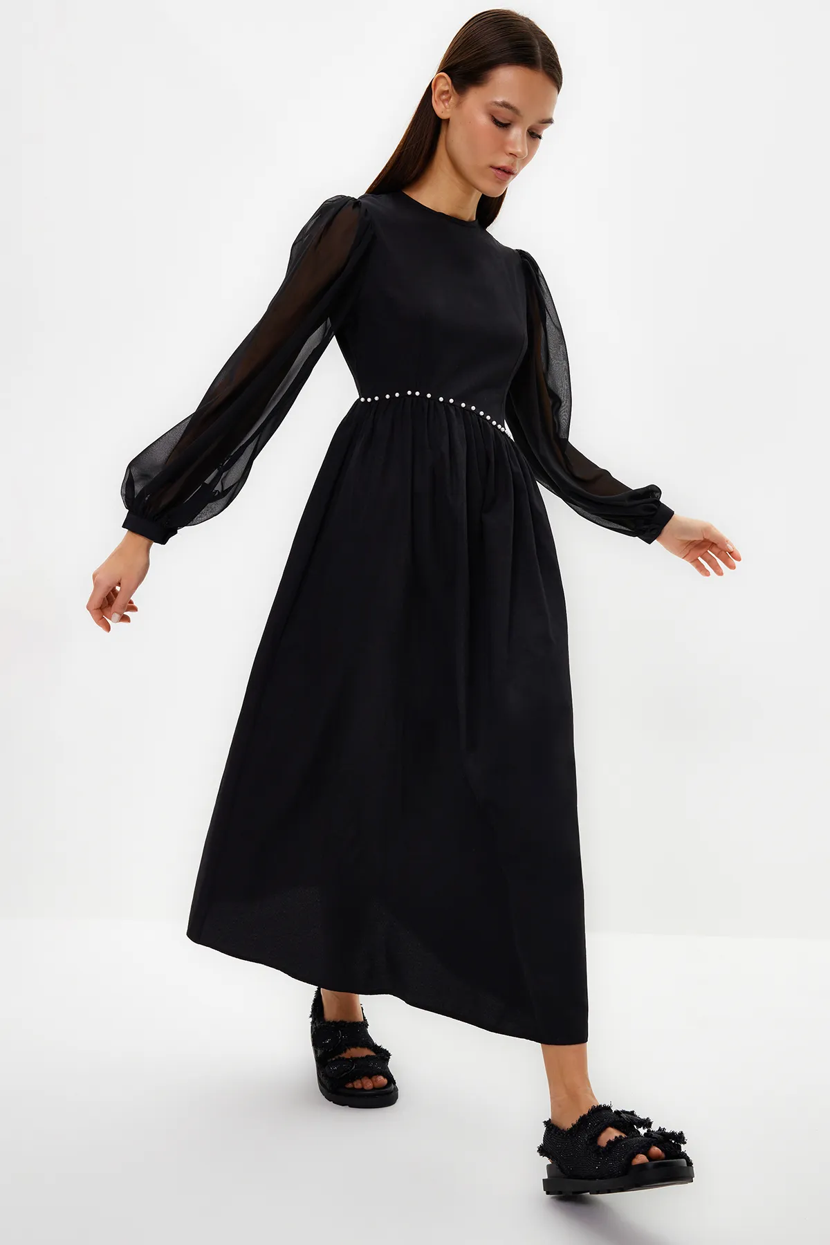 Trendyol Modest  Schwarzes Abendkleid mit Chiffon-Taille und Perlendetails TCTSS24DB00005