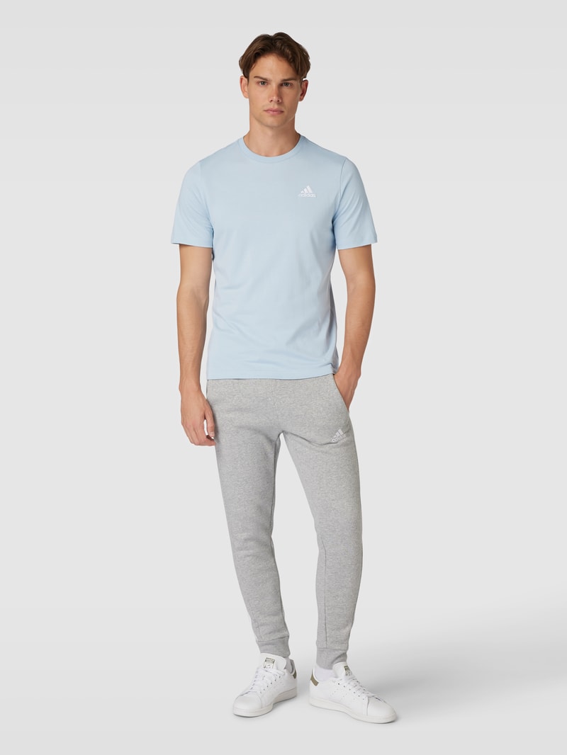 T-Shirt mit Label-Stitching in hellblau