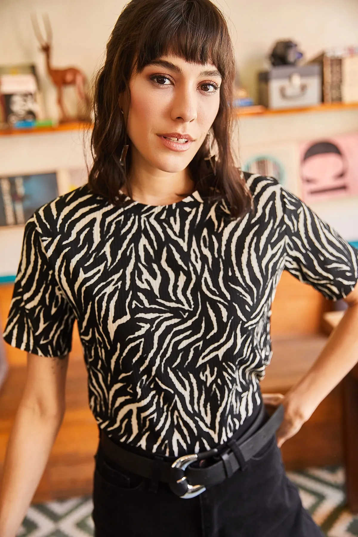 Olalook  Schwarzes, kurz geschnittenes Strick-T-Shirt mit Zebra- und Leopardenmuster für Damen TSH-19000328