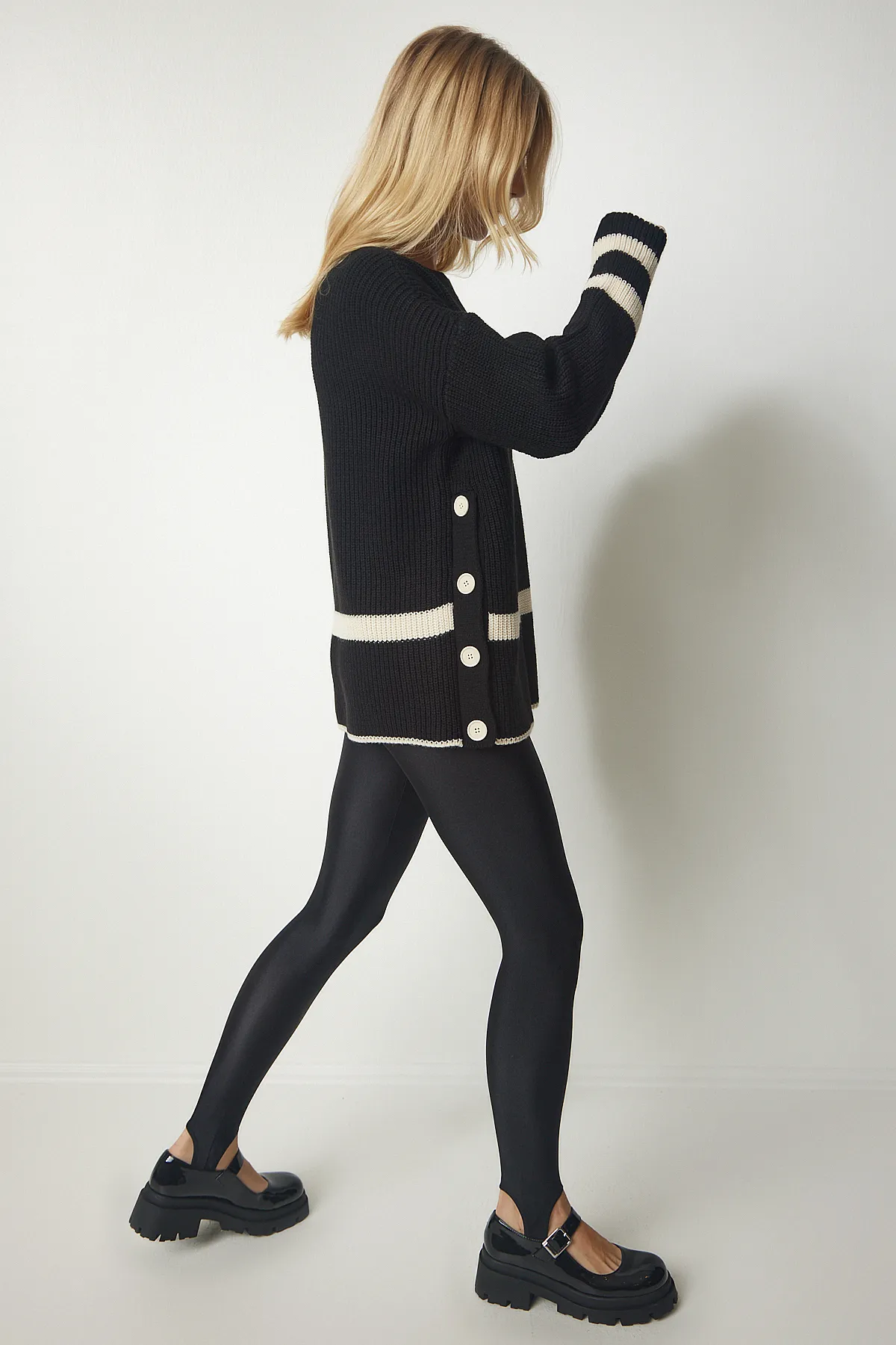 Happiness İstanbul  Schwarzer Strickpullover mit Knopfleiste für Damen MX00139