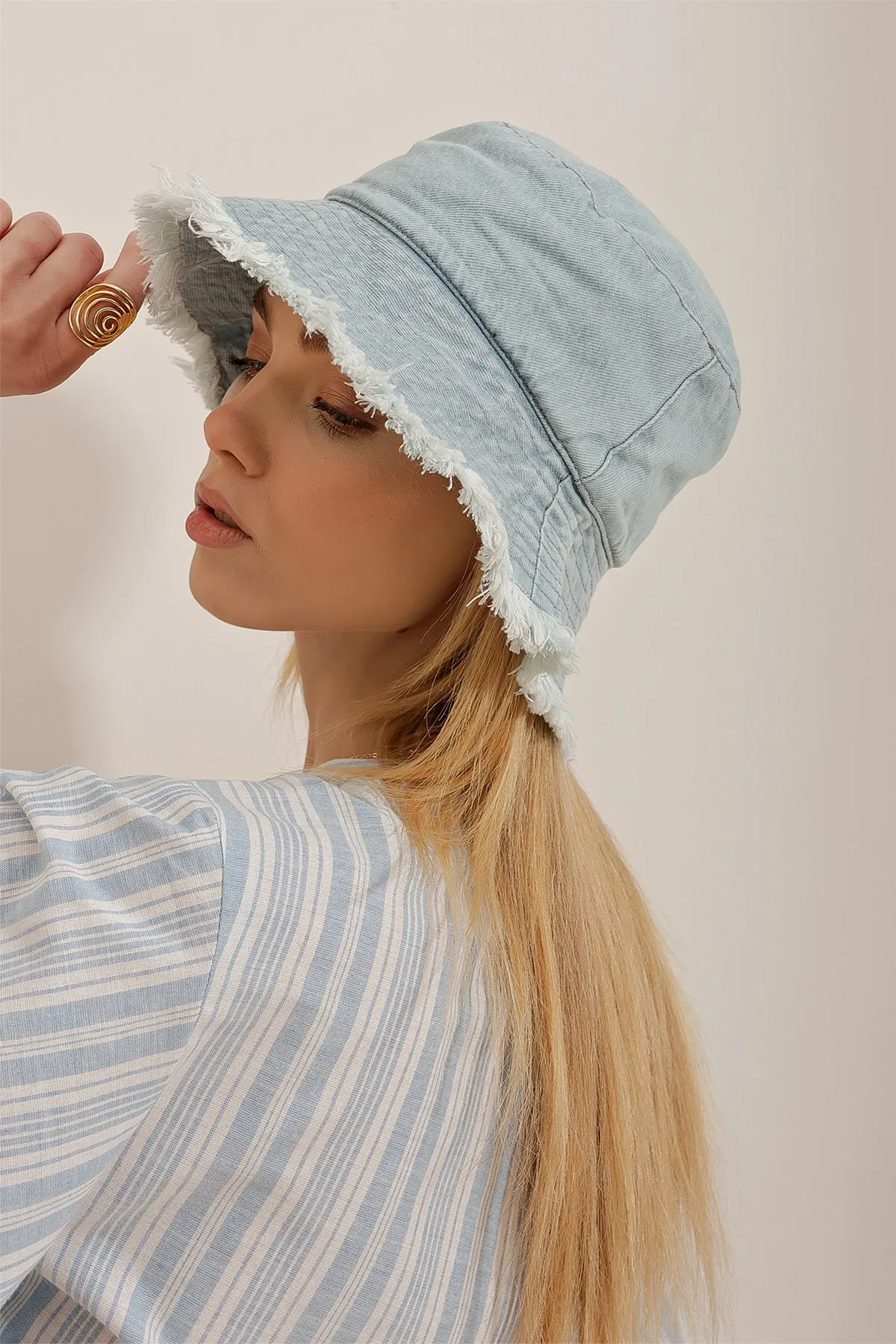 Trend Alaçatı Stili  Blauer Denim-Anglerhut mit Quasten für Damen ALC-X10351