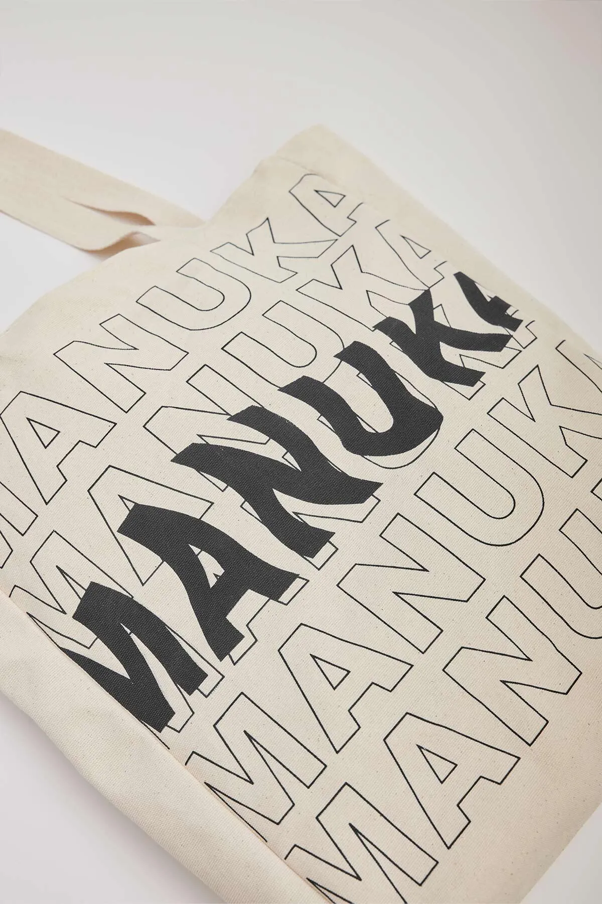 Manuka  Bedruckte Stofftasche mit Seitenfalten – Schwarz