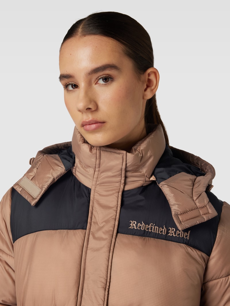Steppjacke mit Label-Schriftzug Modell 'DACE' in beige