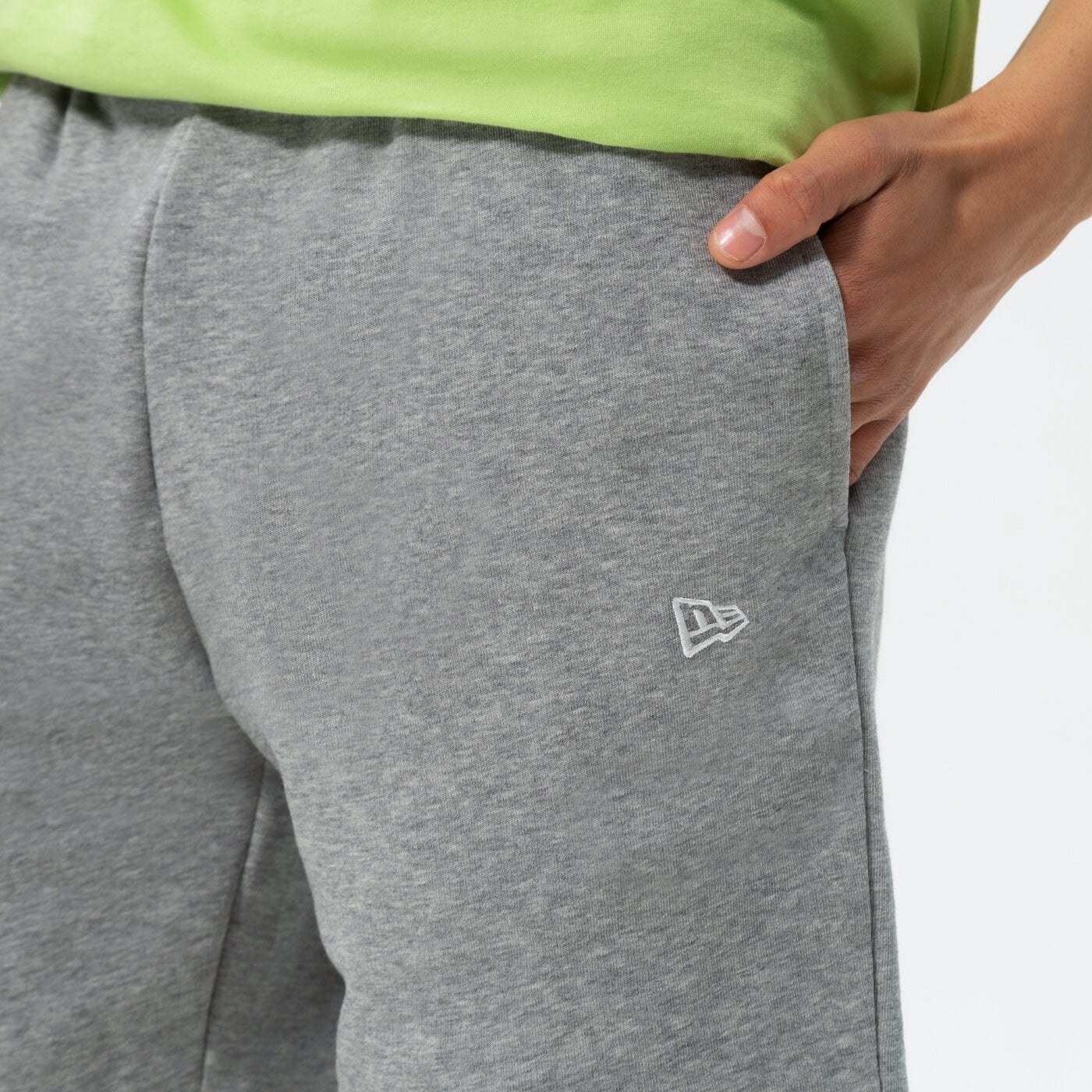 NEW ERA SHORTS ESSENTIAL SHORT Grau