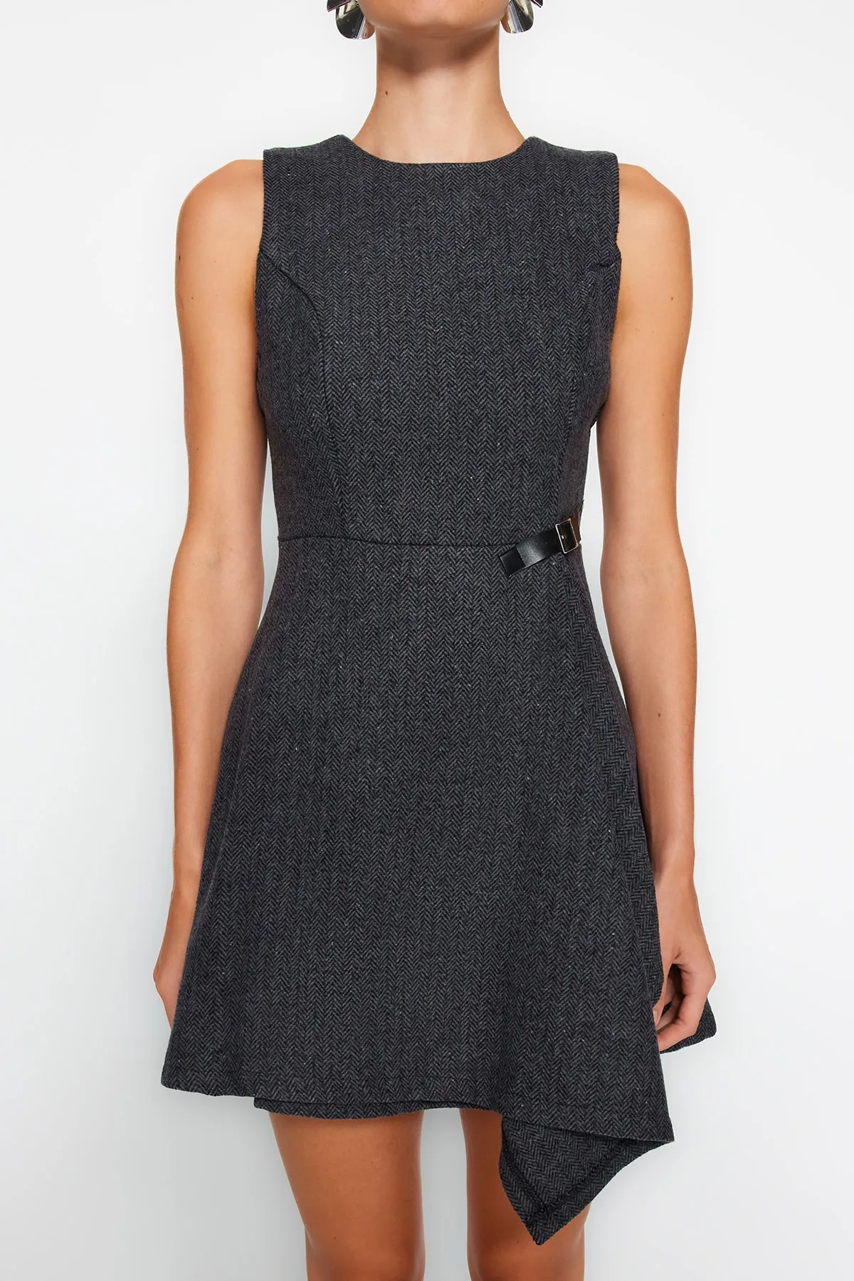 Trendyol Collection  Anthrazitfarbenes, gewebtes Kleid mit Krawattendetails TWOAW24EL00496