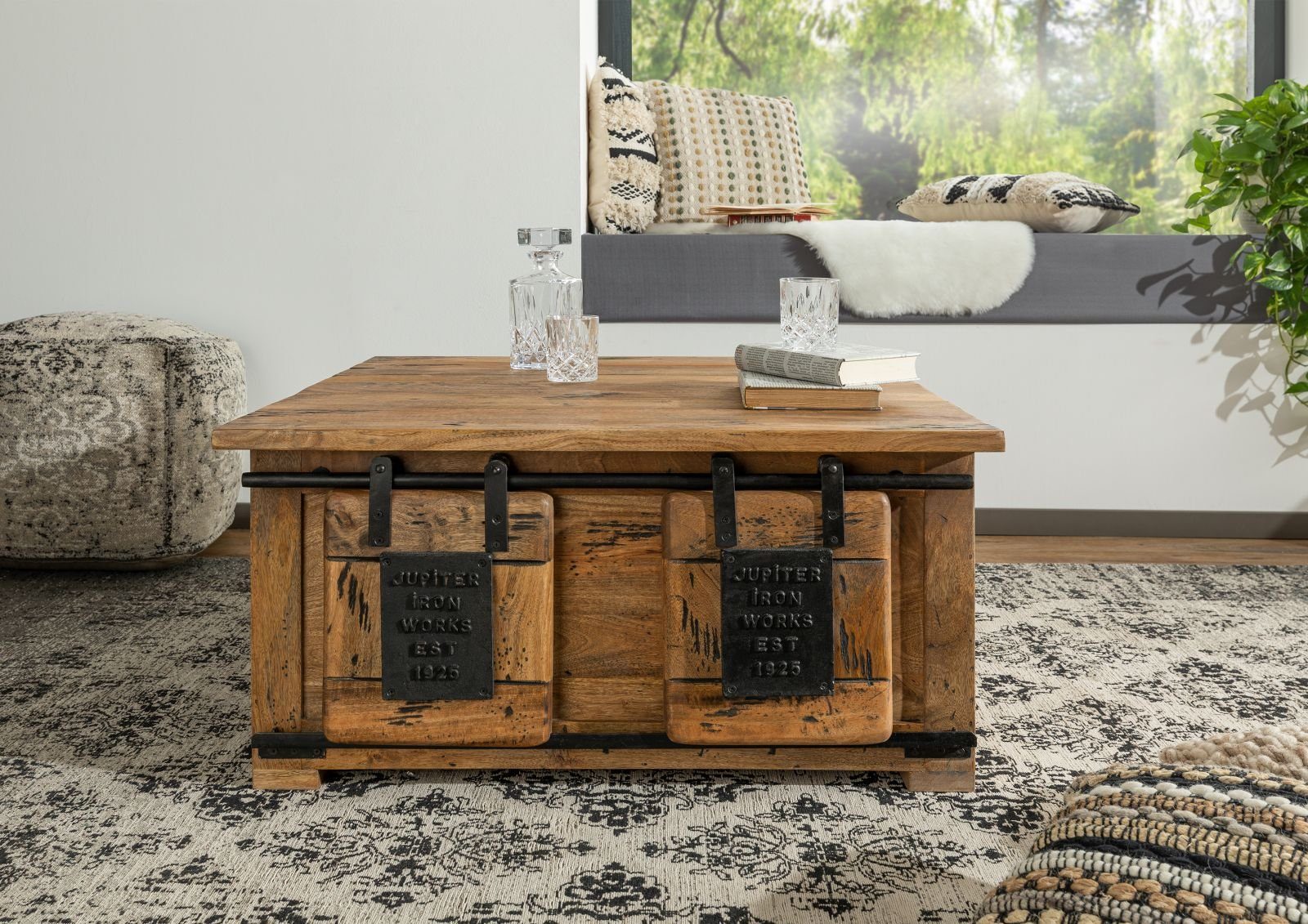 Massivmoebel24 Truhe RAILWAY (Holztruhe, Holzkiste mit Deckel, Aufbewahrungstruhe für Stauraum aus Massivholz, Truhe im Industrial Stil mit dekorativen Schiebetüren, perfekt auch als Couchtisch oder Beistelltisch nutzbar, natur lackiert 90x90x45 Mang