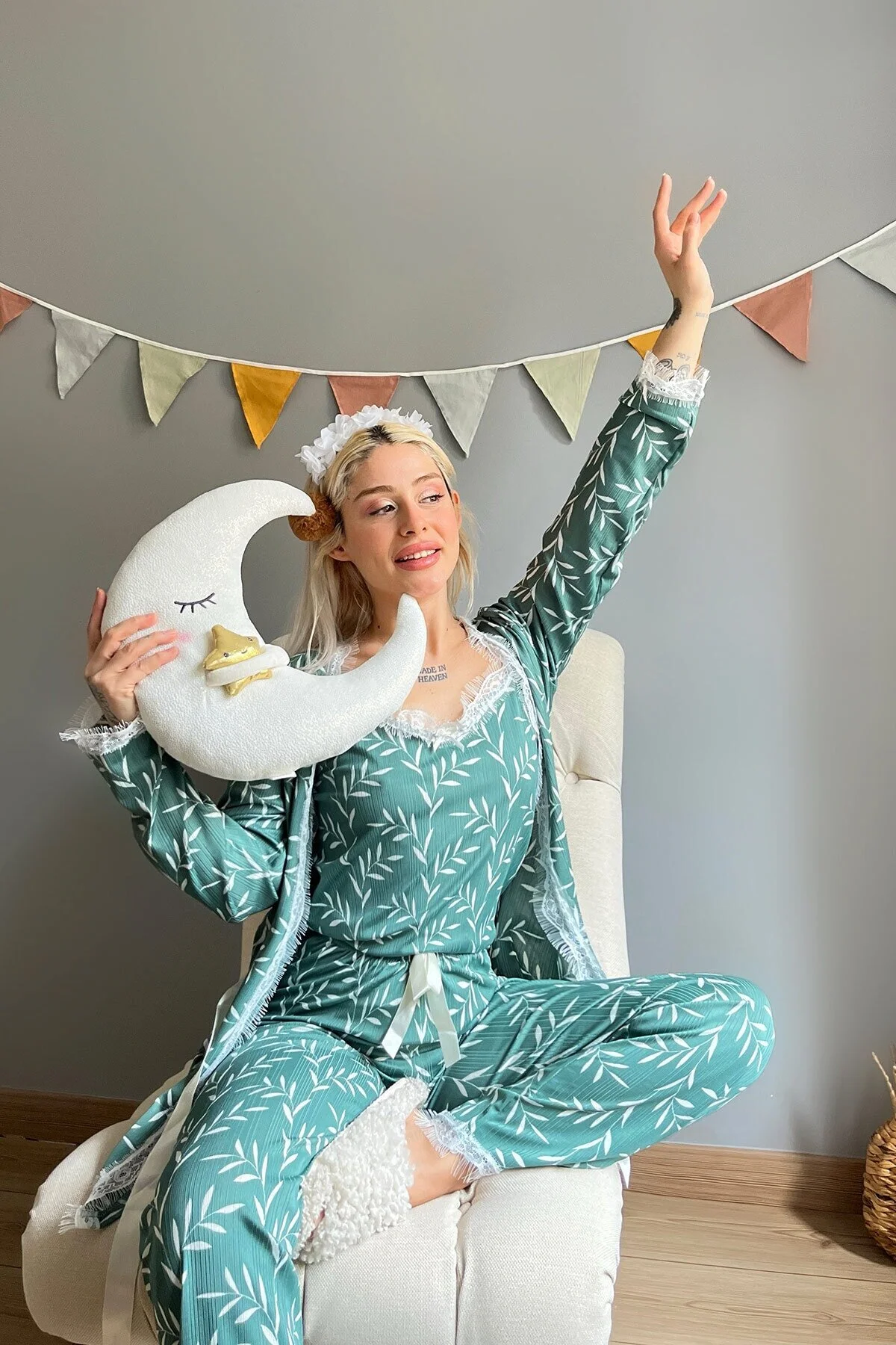 Pijamaevi  Pegasus-Pyjama-Set mit grünem Olivenzweig-gemustertem Morgenmantel