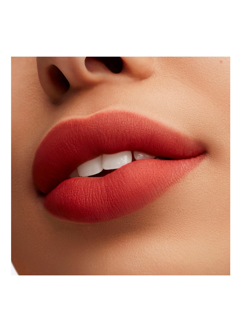 Szminka w płynie M·A·C Powder Kiss