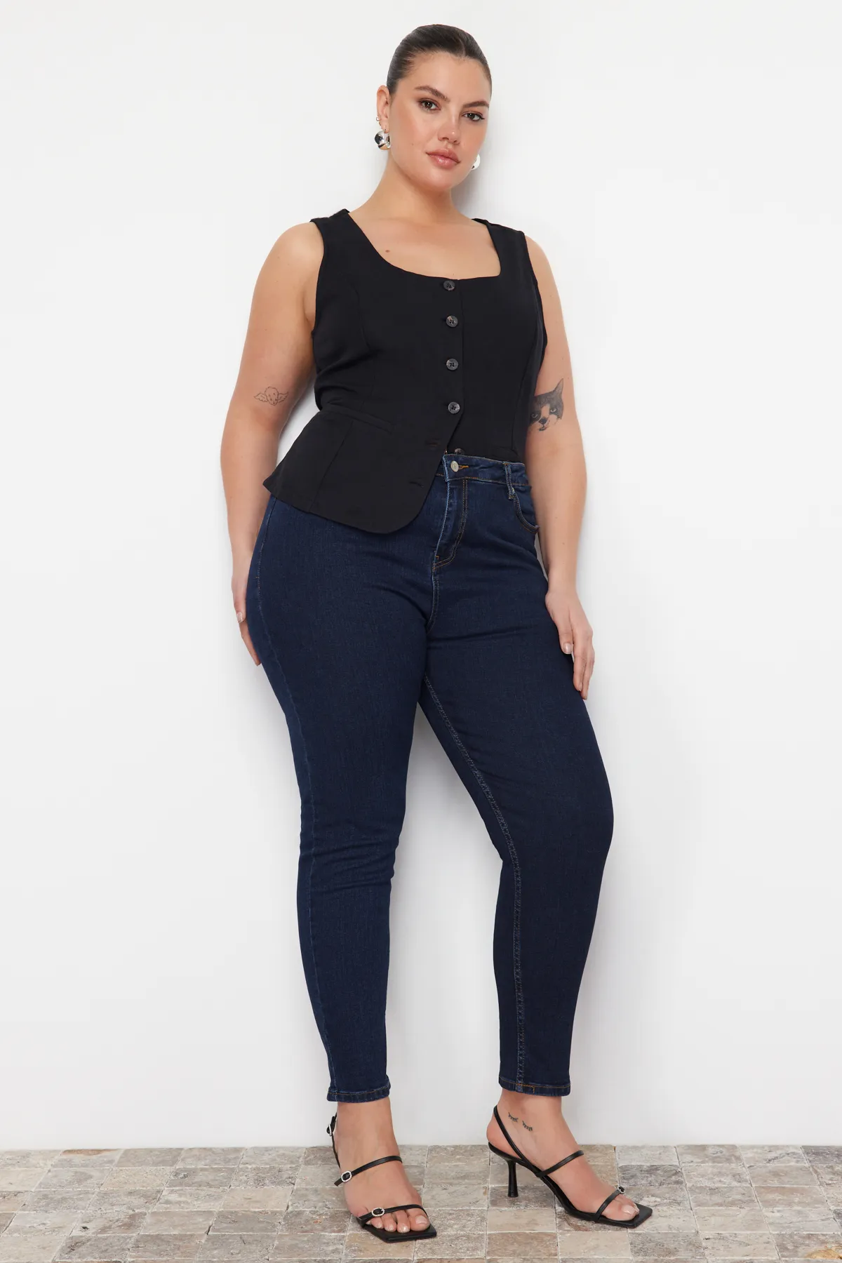 Trendyol Curve  Dunkelblaue, dehnbare Skinny-Jeans mit hoher Taille TBBSS22JE0075