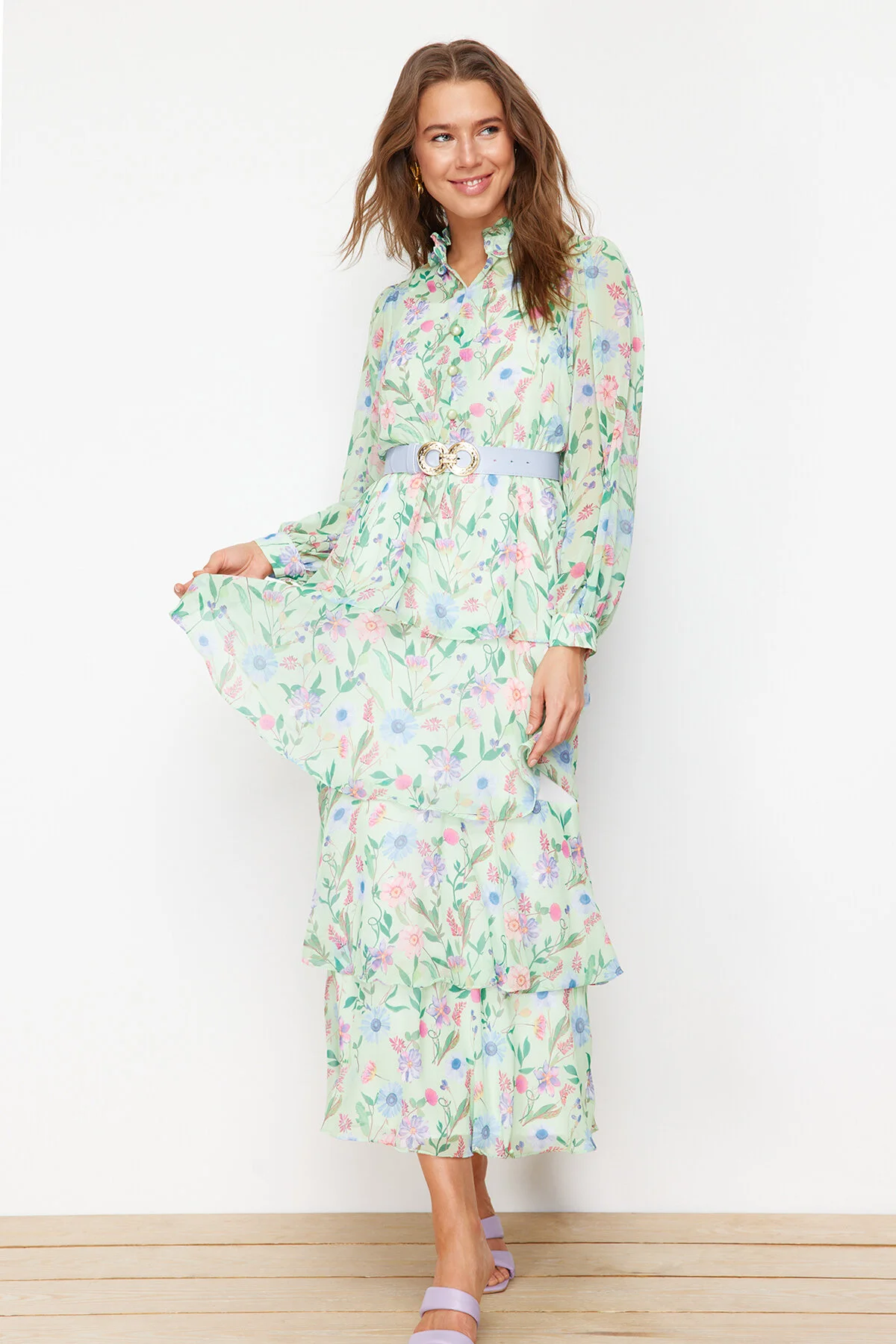 Trendyol Modest  Grünes Chiffonkleid mit Blumenmuster, gefüttert, Gürtel und Netzstoff TCTSS24EB00024