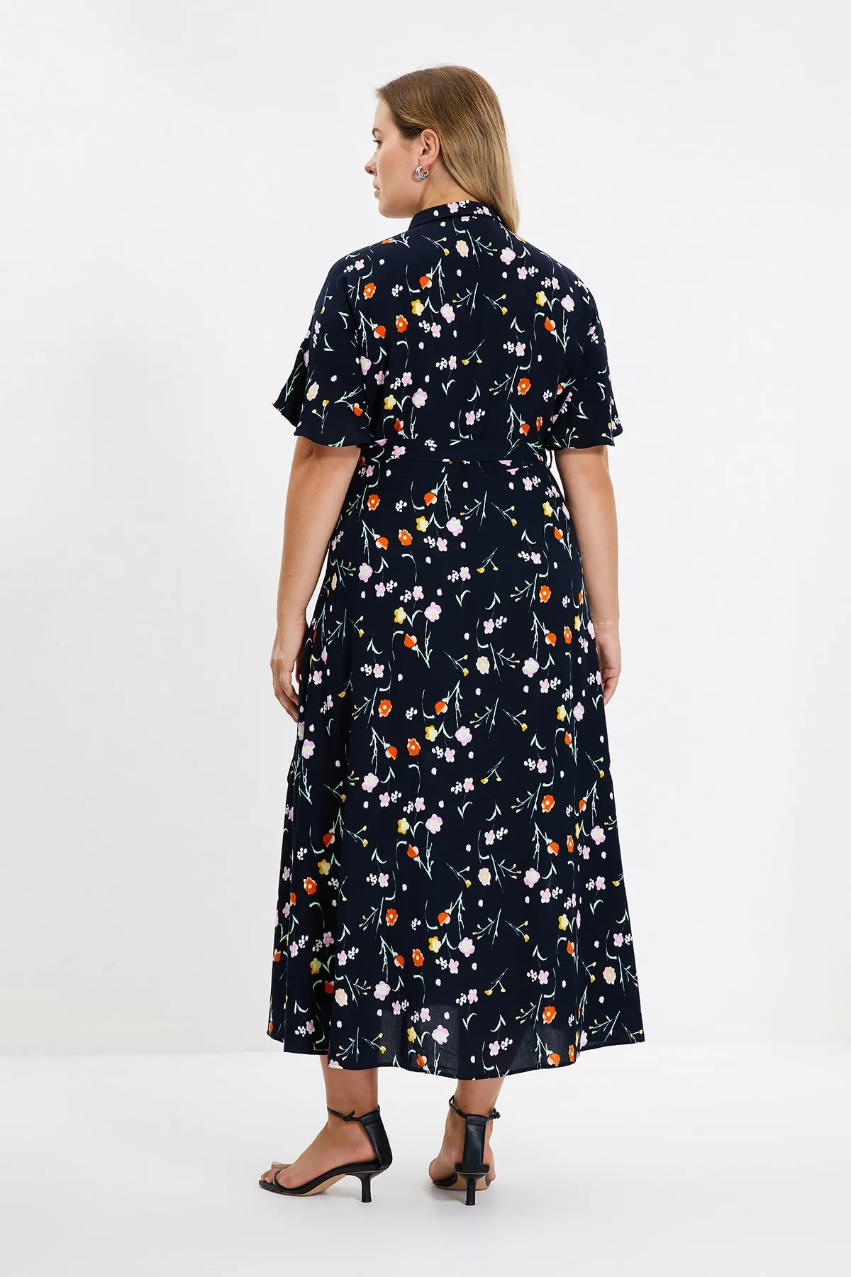 Trendyol Collection  Marineblaues, gewebtes Midi-Hemdkleid mit Schlitz und Blumendruck und Gürtel TWOSS20EL2822