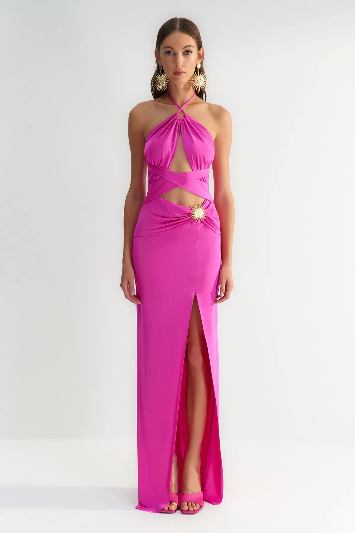 Trendyol Collection  X Zeynep Tosun Fuchsiafarbenes, figurbetontes Abend- und Abschlusskleid mit Sonnen-Accessoire-Details TCLSS23AE00003