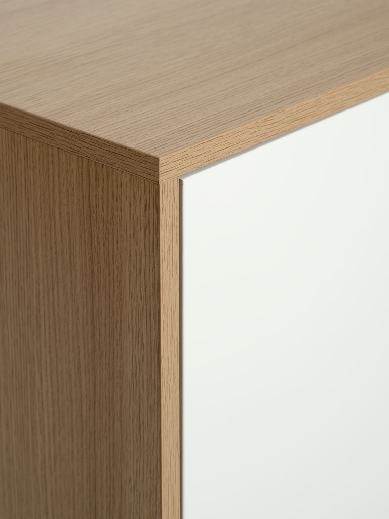 Cômoda GAMTOFTE com 3 portas, em carvalho/branco.