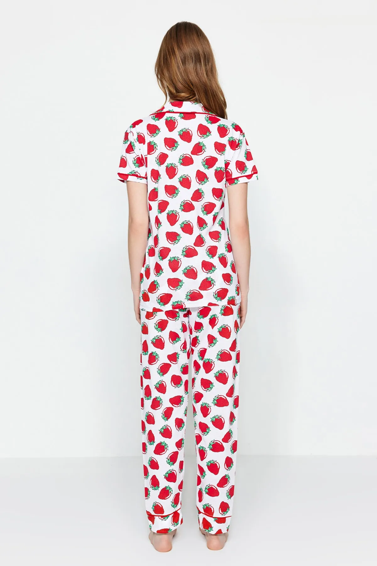 Trendyol Collection  Weißes Pyjama-Set aus Strick mit Erdbeermuster und Paspelierung THMSS21PT0784