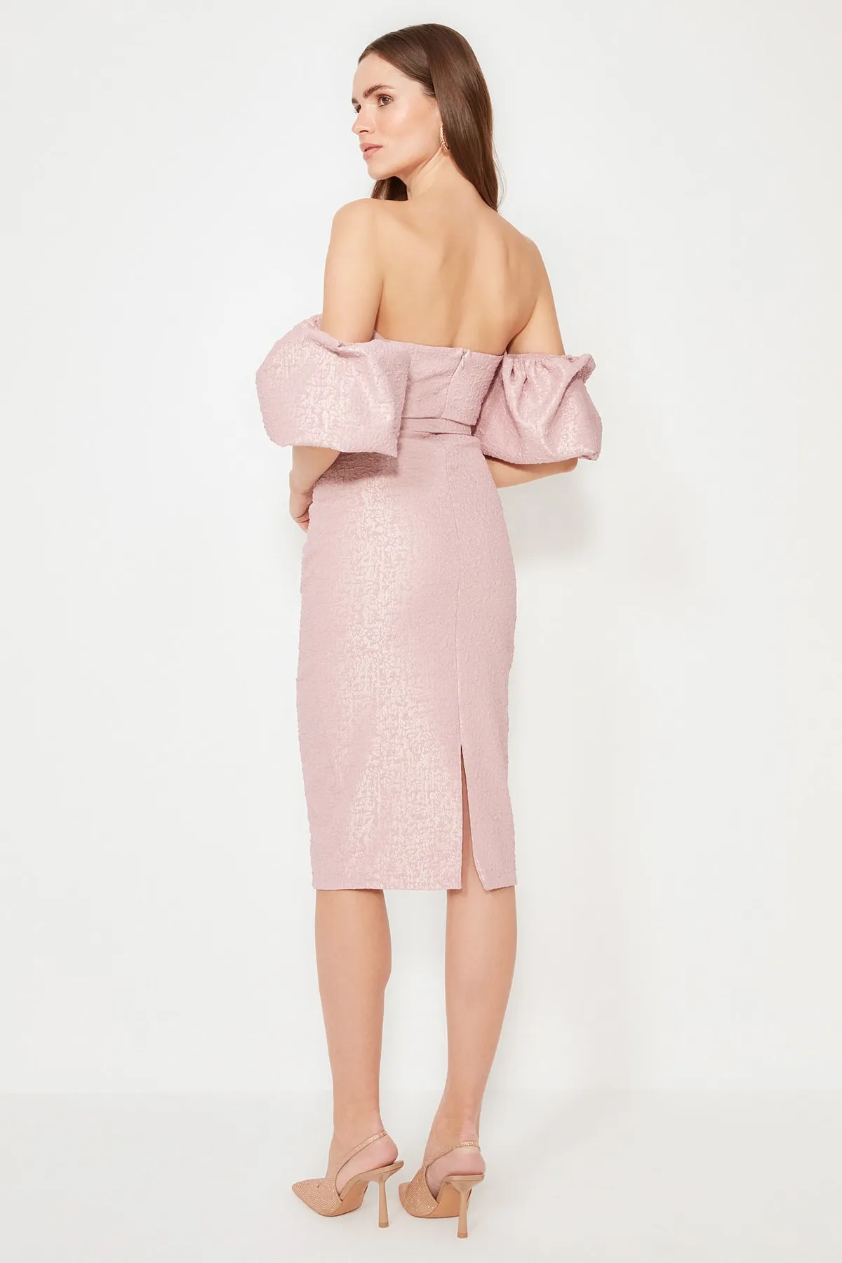 Trendyol Collection  Rosafarbenes, mit Gürtel gefüttertes, strukturiertes, gewebtes, selbstgemustertes, elegantes Abendkleid TPRSS19FZ0335