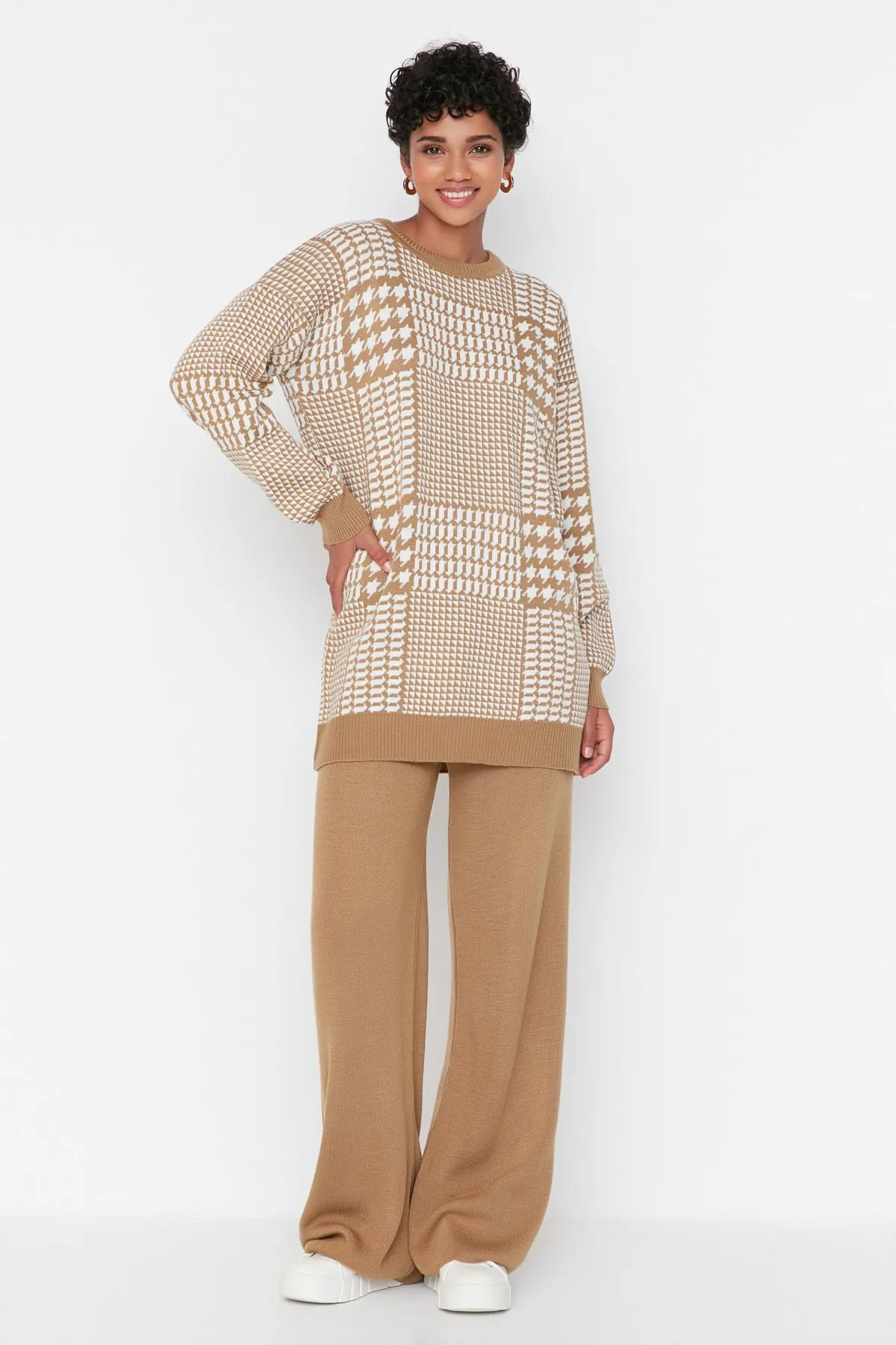 Trendyol Modest  Kamelfarbenes Strickset aus Pullover und Hose mit Hahnentrittmuster TCTAW23US00007