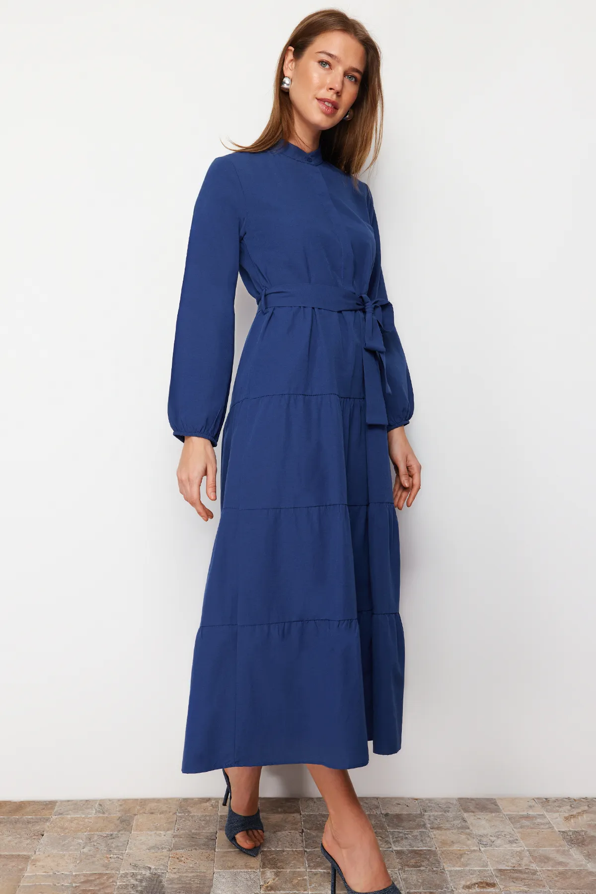 Trendyol Modest  Saks – Gewebtes Kleid mit Gürtel und Chefkragen und Knopfdetail TCTSS21EL3343