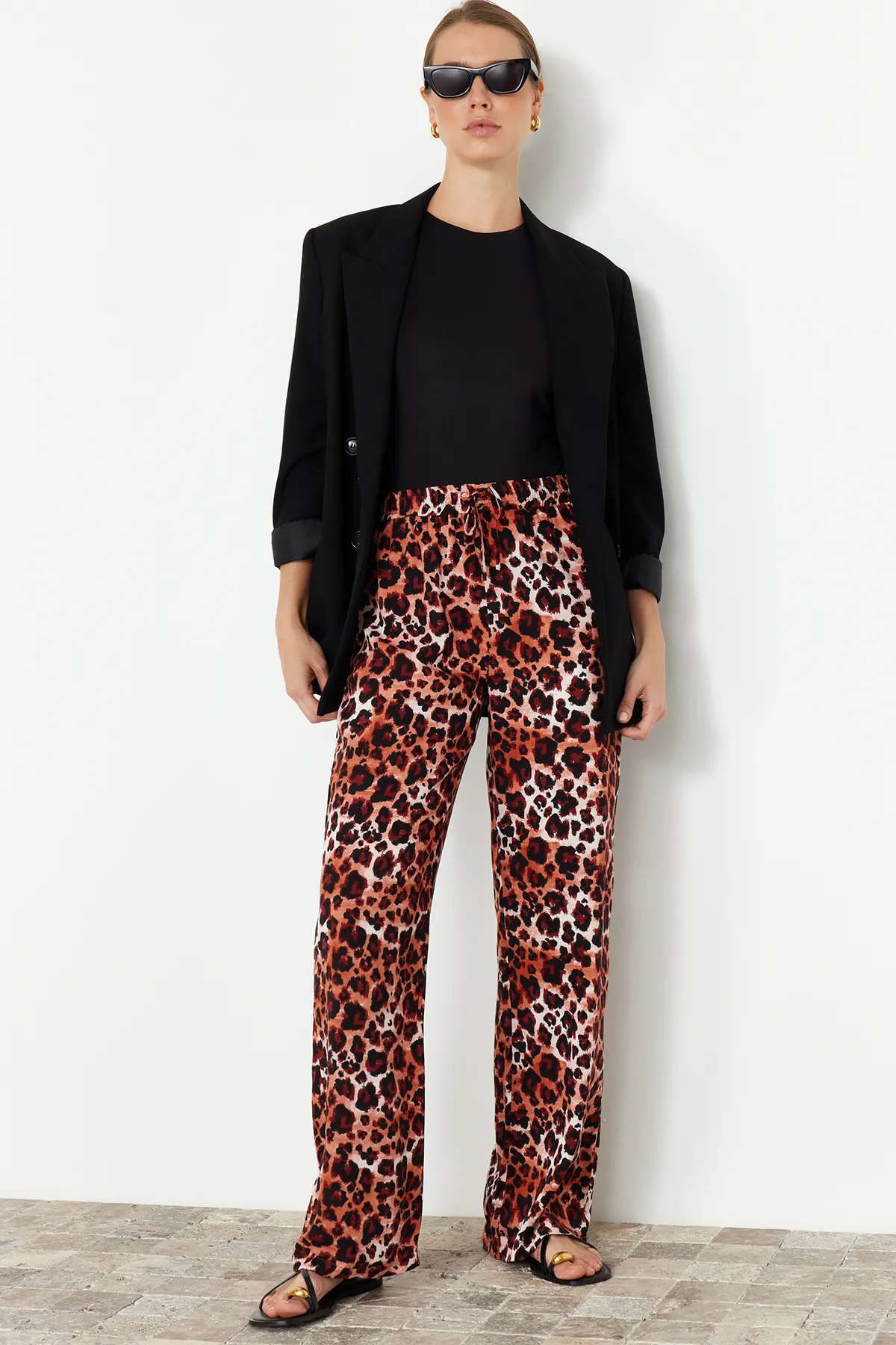Trendyol Collection  Braune gewebte Hose mit weitem Bein und elastischem Bund und Leopardenmuster TWOSS24PL00159