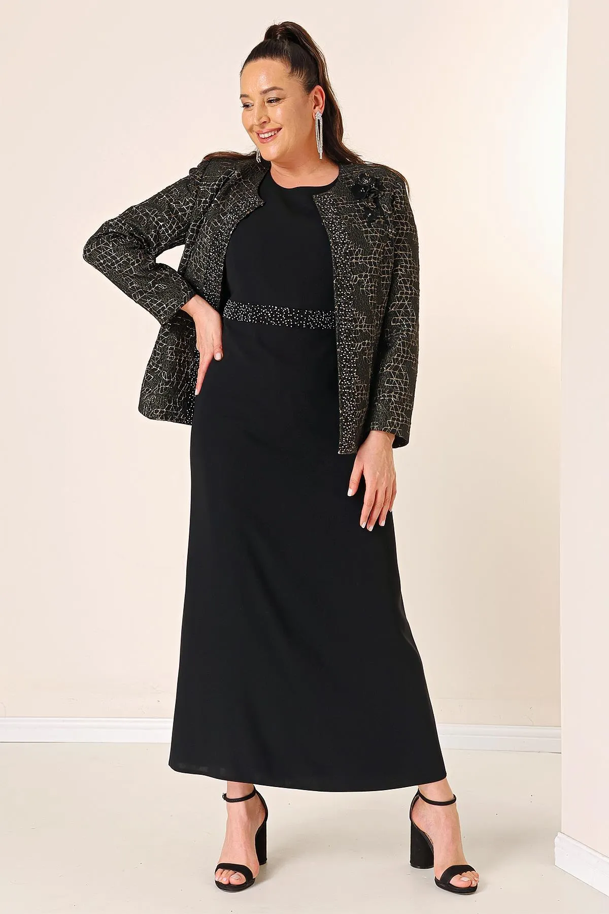 By Saygı  Ärmelloses langes Crêpe-Kleid mit Perlenbesatz in der Taille, Jacquard-Jacke mit Perlenmuster vorne und Futter in Übergröße, 2-teilig
