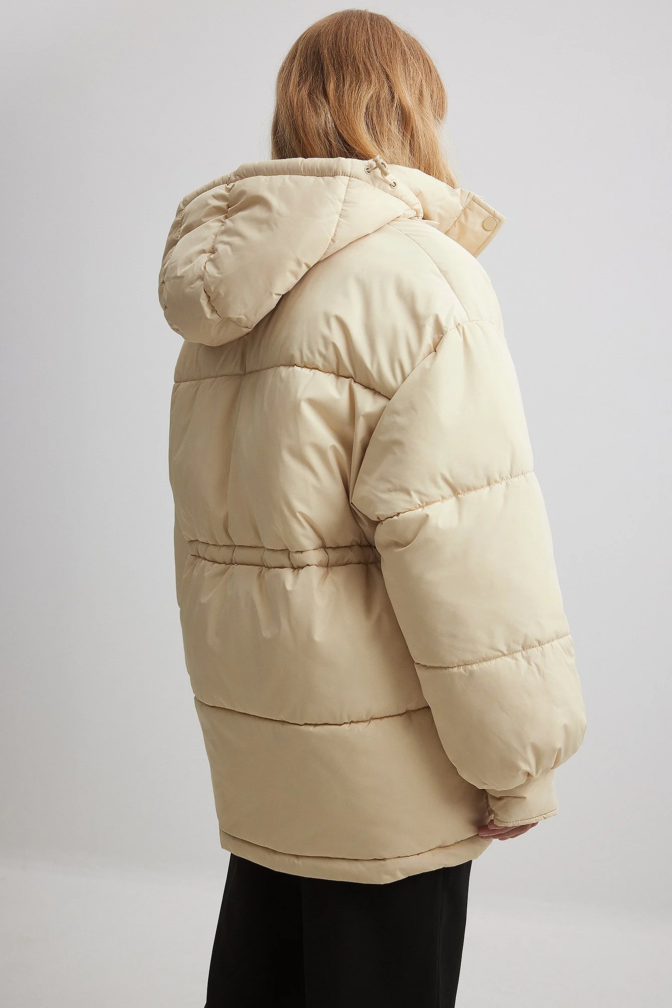 Recycelte gefütterte Jacke mit Kordelzug an der Taille