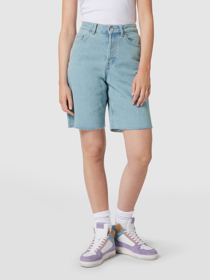 Jeansshorts mit ausgefransten Abschlüssen in hellblau