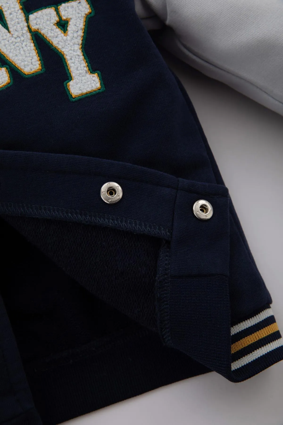 DeFacto  Bedruckte Strickjacke mit College-Kragen für Babys (J) B8542a524sp